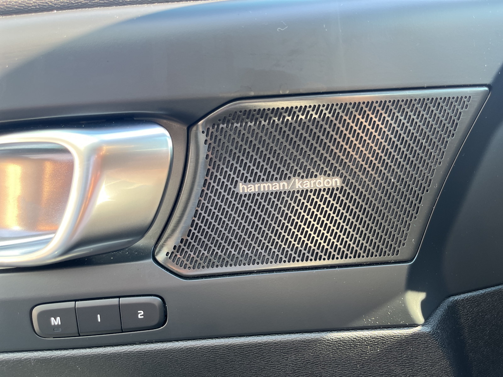 VOLVO XC40 2.0 B3 MH Plus Dark-image-13