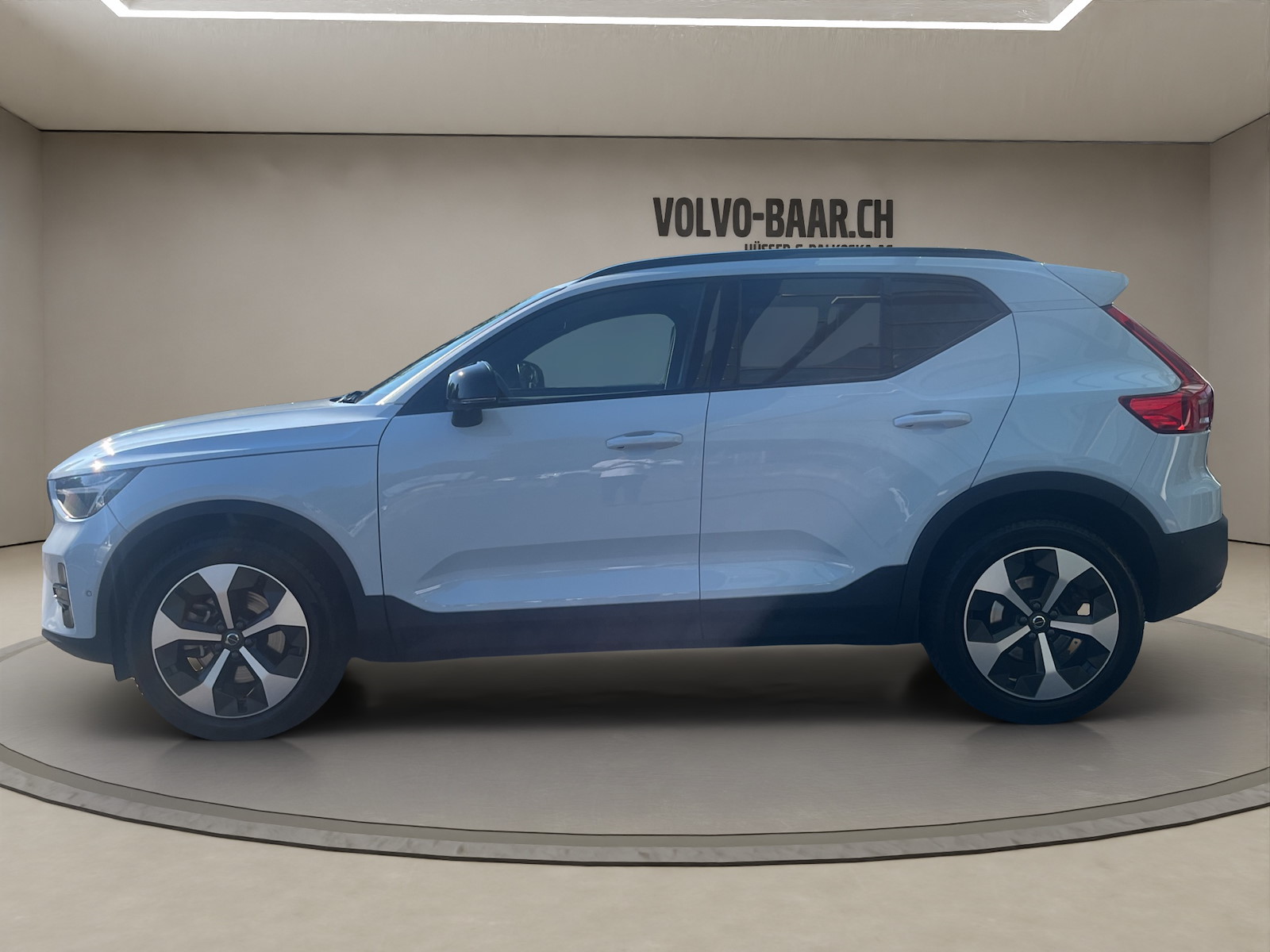 VOLVO XC40 2.0 B3 MH Plus Dark-image-1