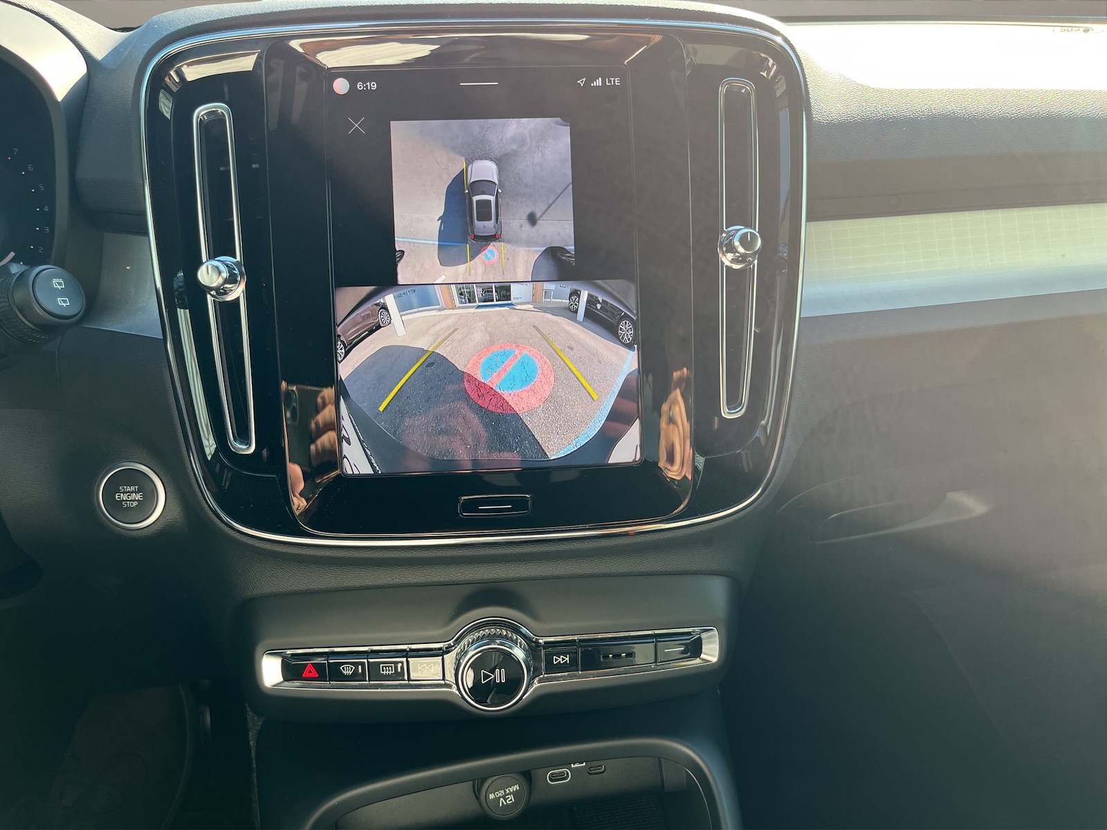 VOLVO XC40 2.0 B3 MH Plus Dark-image-14