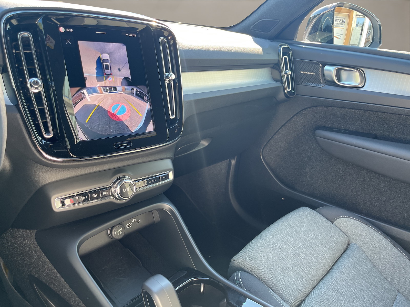 VOLVO XC40 2.0 B3 MH Plus Dark-image-15