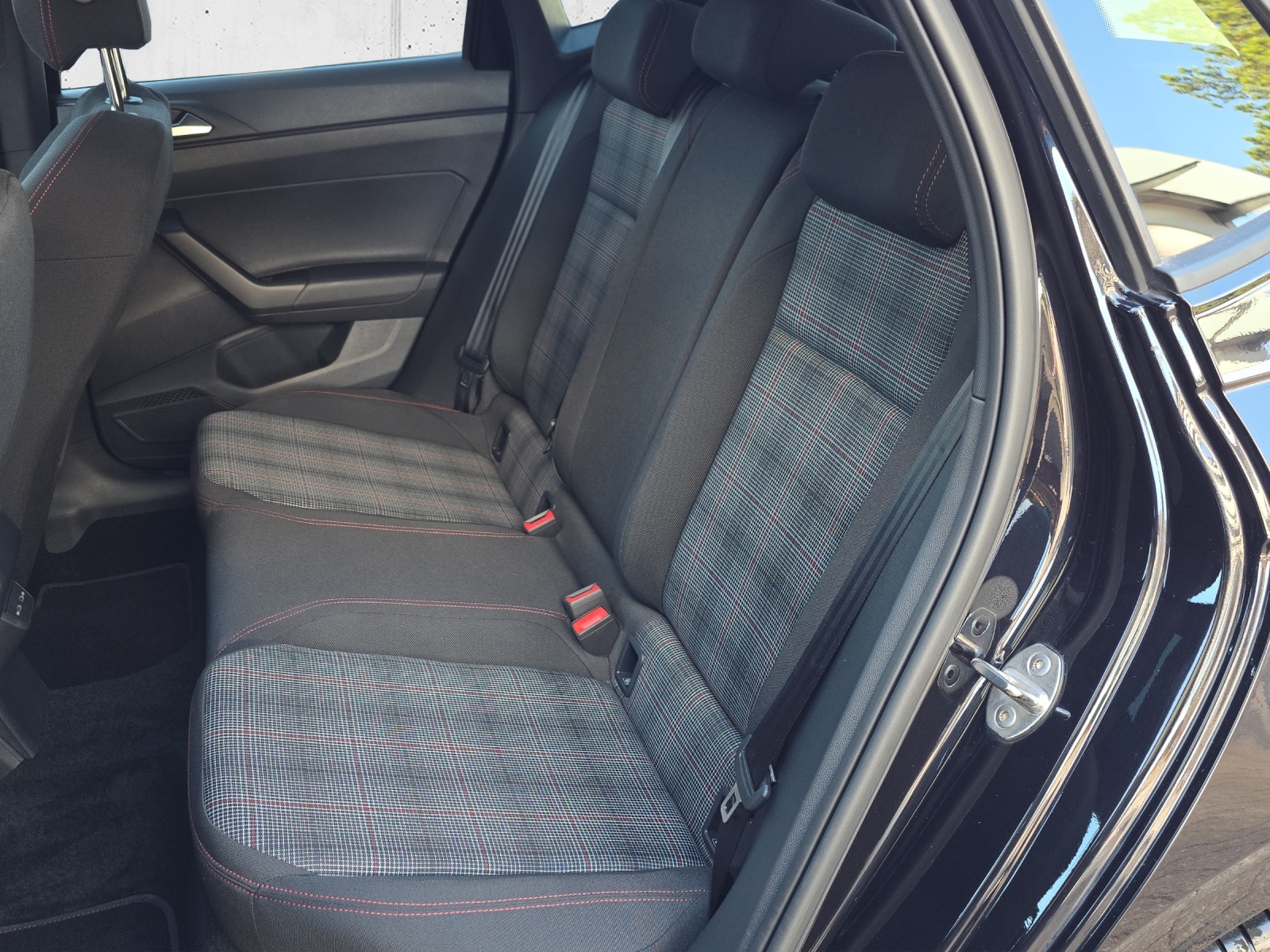 VW Polo 2.0 TSI GTI DSG mit Panoramadach, Rückfahrkamera, ACC, Navi, BeatsAudio, usw.-image-12