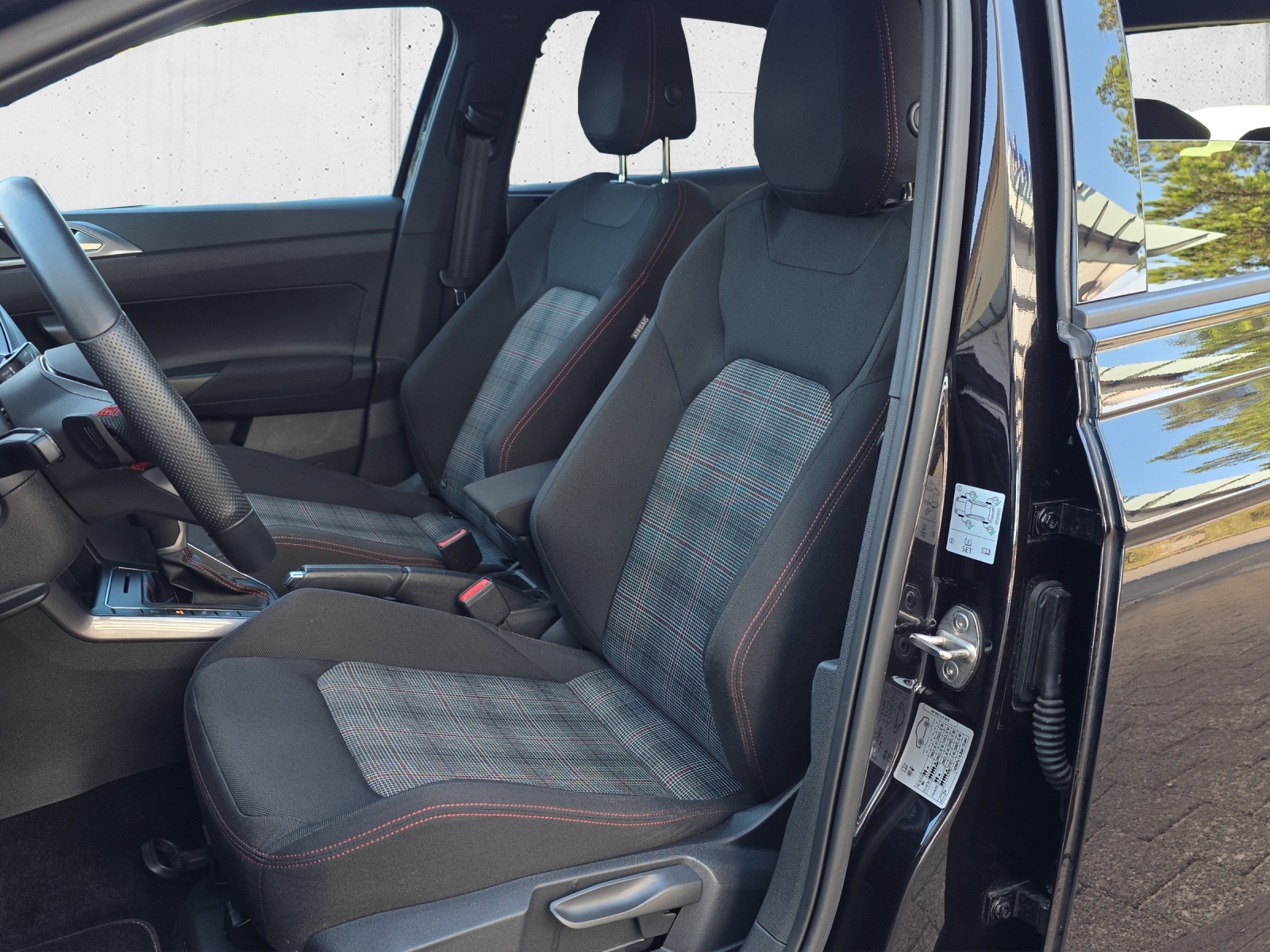 VW Polo 2.0 TSI GTI DSG mit Panoramadach, Rückfahrkamera, ACC, Navi, BeatsAudio, usw.-image-11