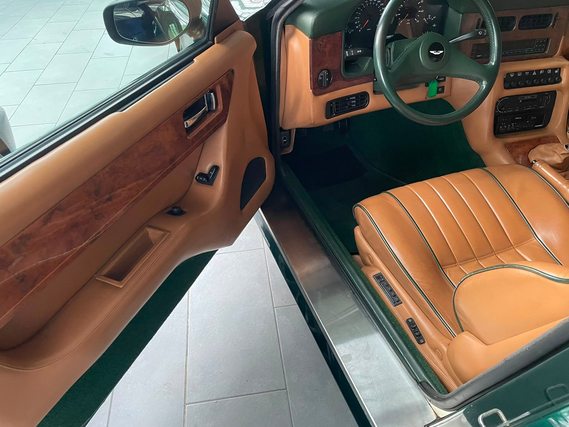 ASTON MARTIN Virage-image-7