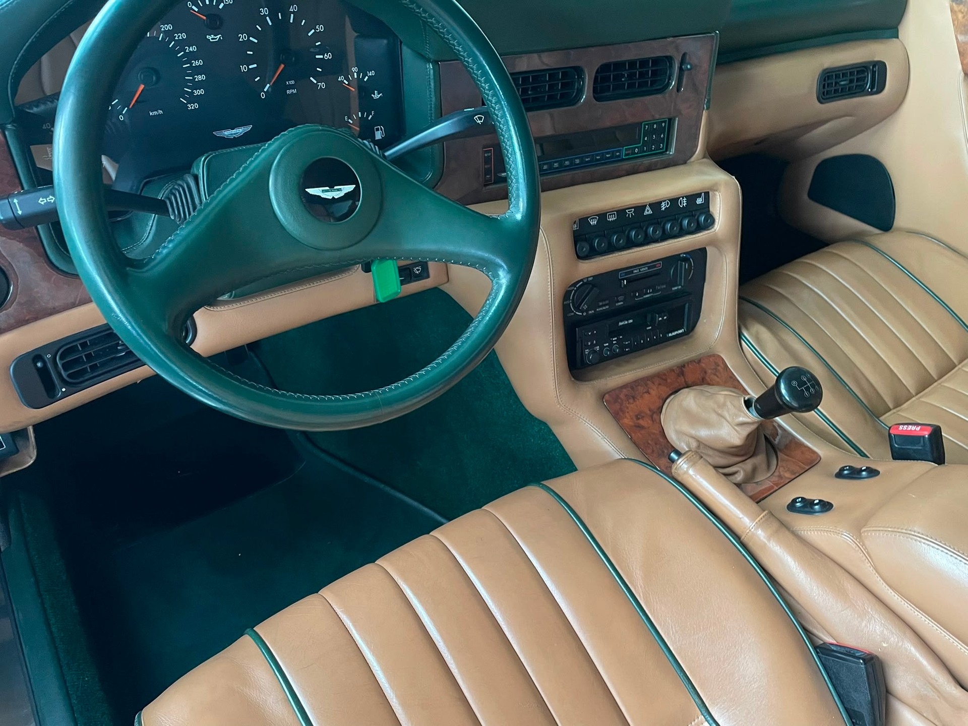 ASTON MARTIN Virage-image-12
