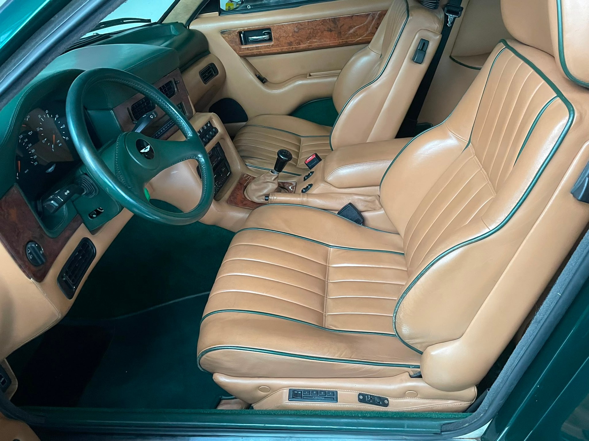 ASTON MARTIN Virage-image-11