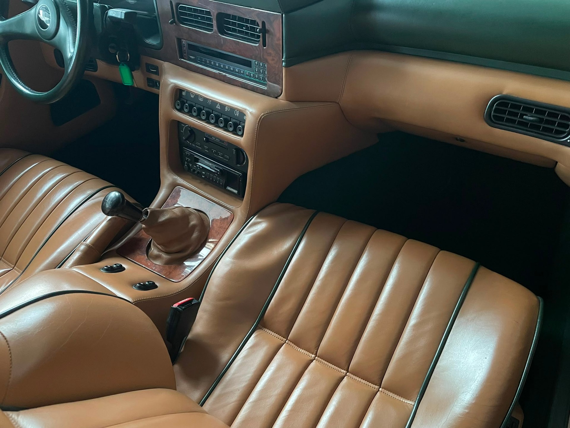 ASTON MARTIN Virage-image-9