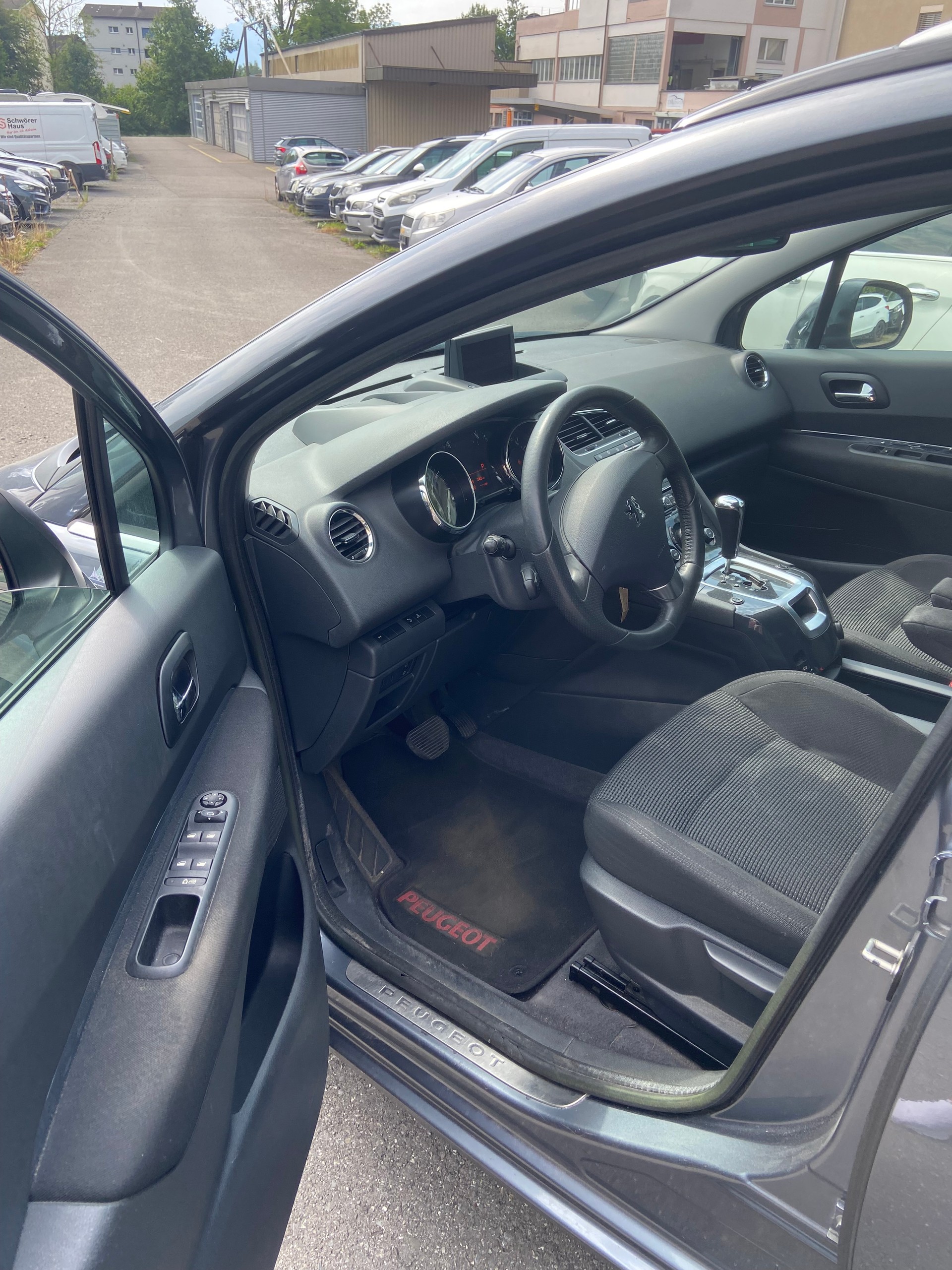 PEUGEOT 5008 1.6 16V T Allure Automatic-image-8