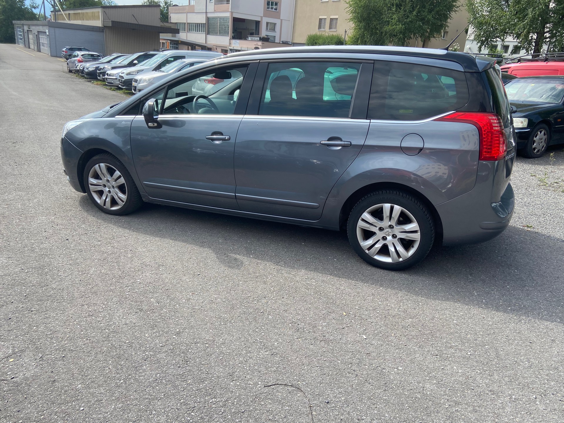 PEUGEOT 5008 1.6 16V T Allure Automatic-image-6
