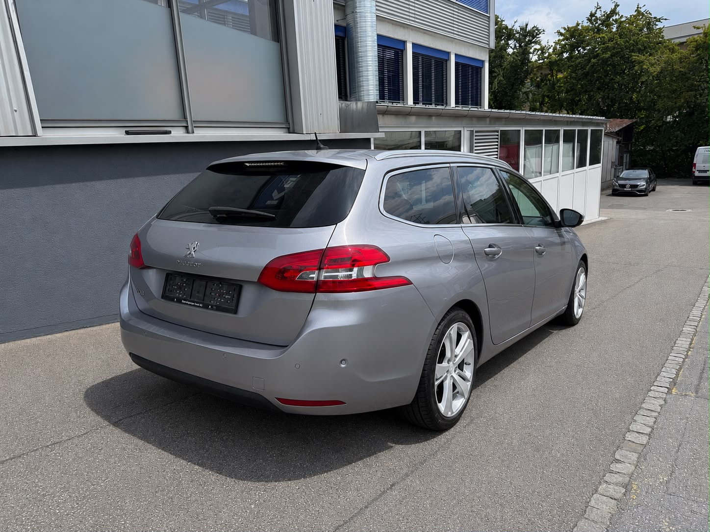 PEUGEOT 308 SW 1.2 THP Féline Automatic-showroom-element-2