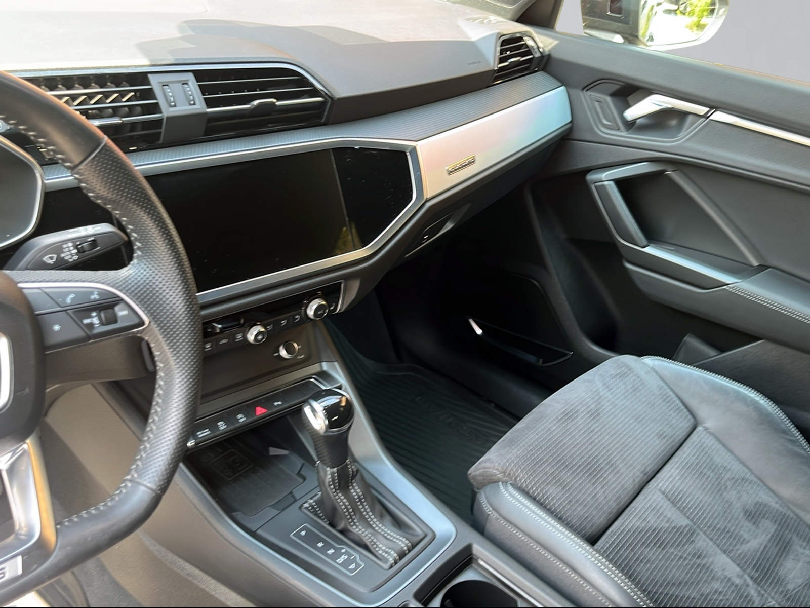 AUDI Q3 45 TFSI S line quattro S-tronic-image-6