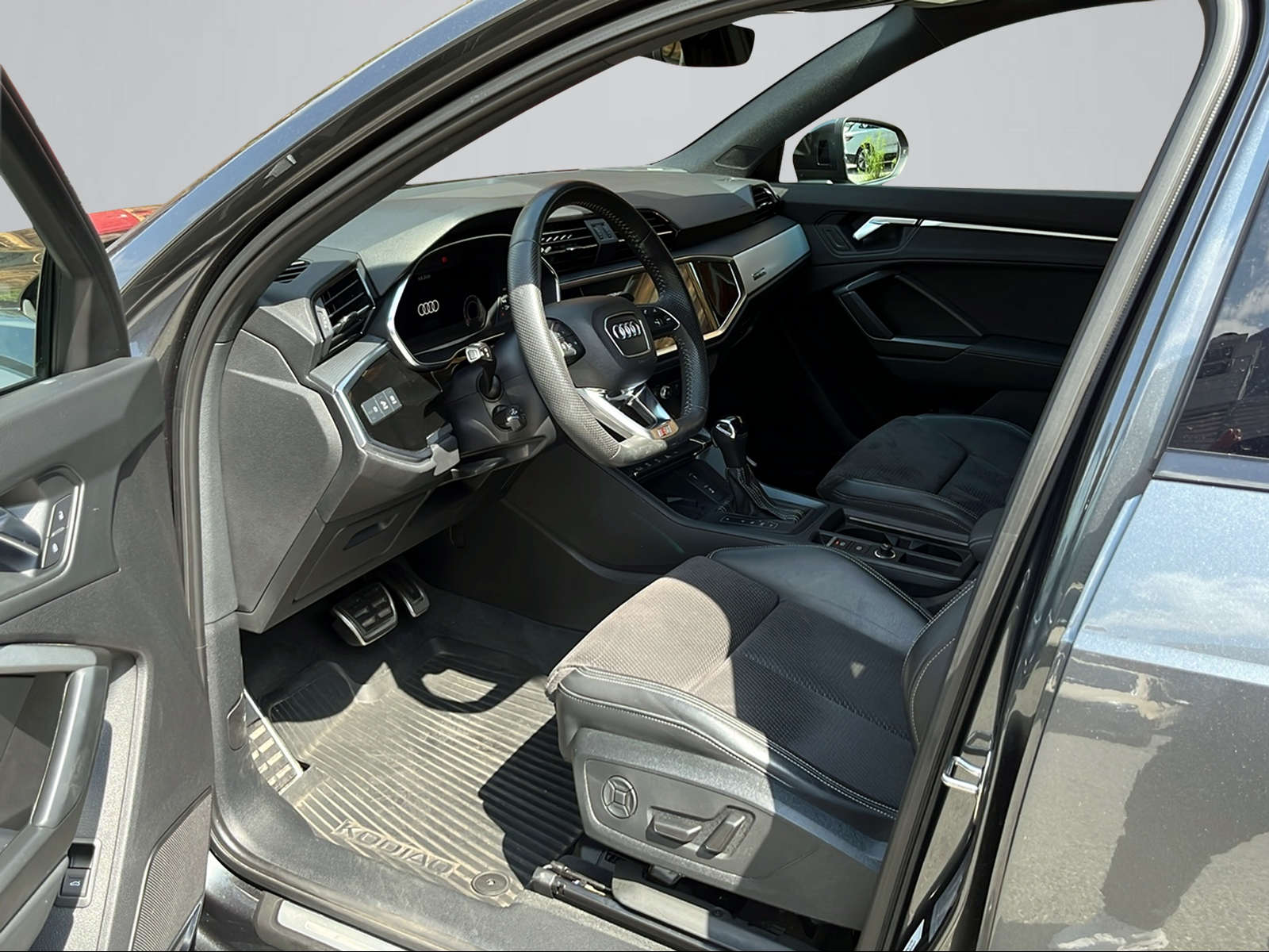 AUDI Q3 45 TFSI S line quattro S-tronic-image-3