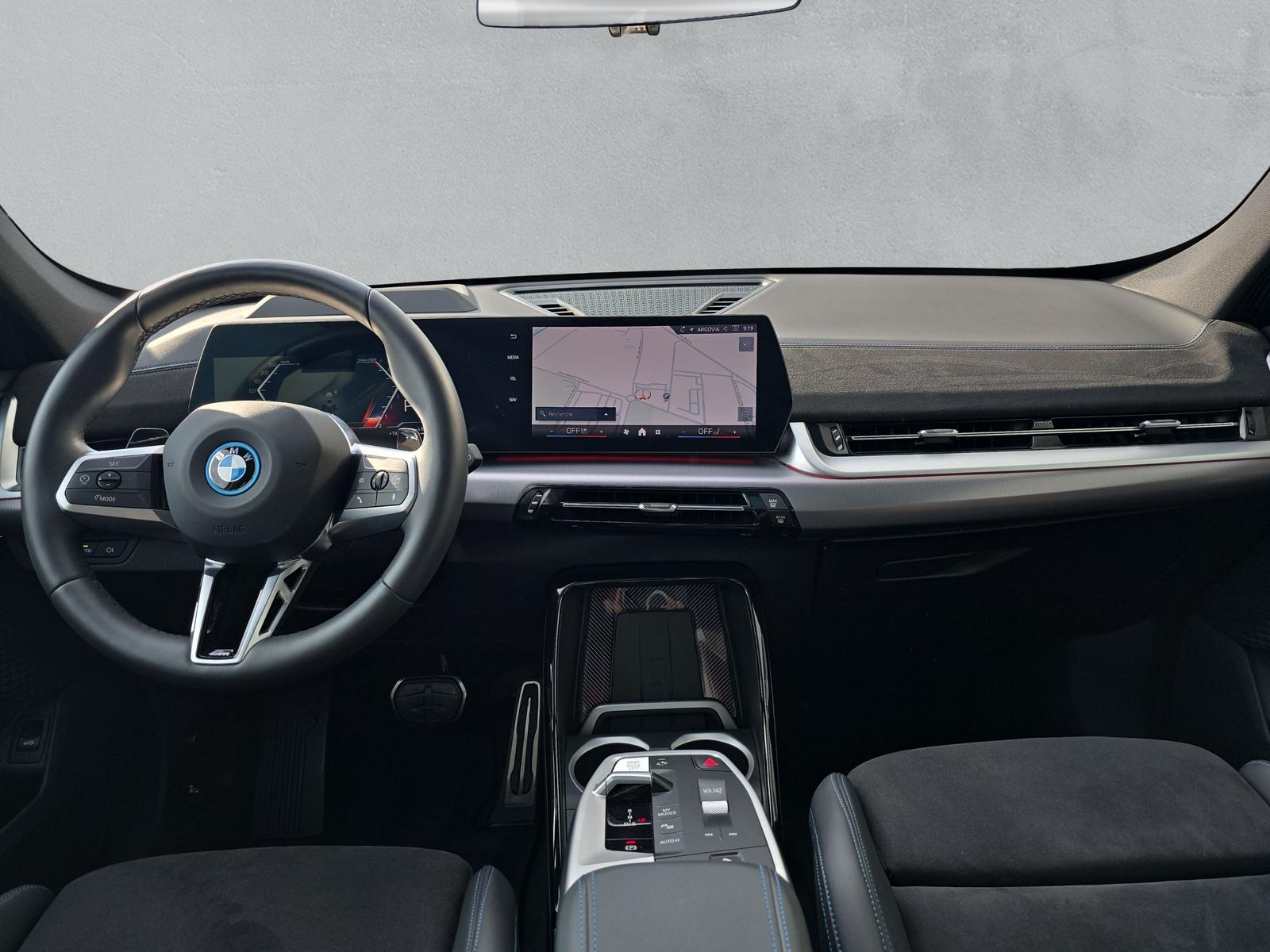 BMW X1 30e xDrive M Sport Pro (CH) AHK ** Spacesilber métallisé ** SoH à 99% **-image-17
