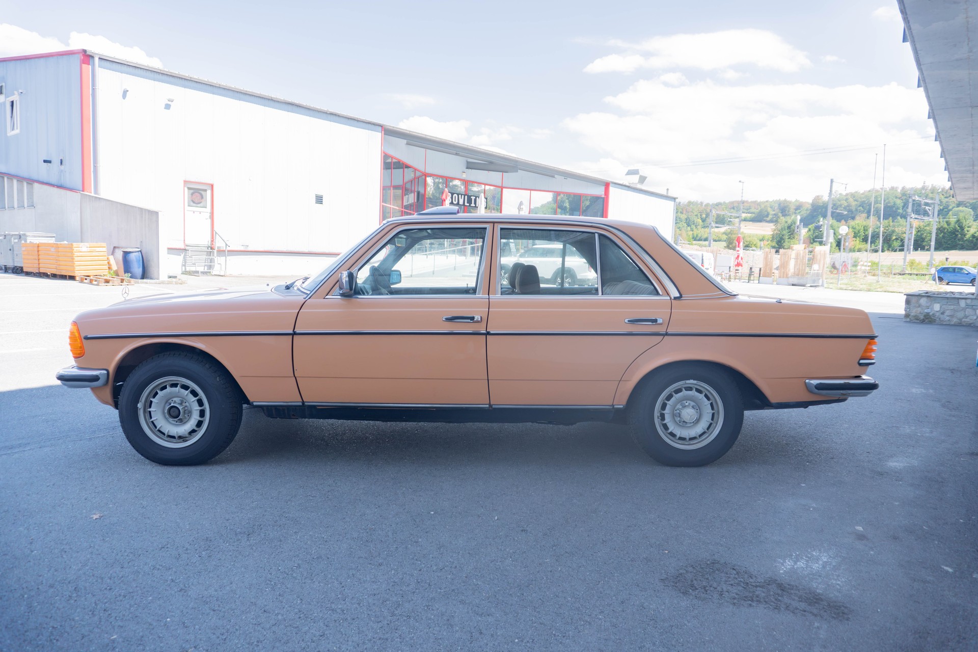 MERCEDES-BENZ 280 E Automatic-image-1
