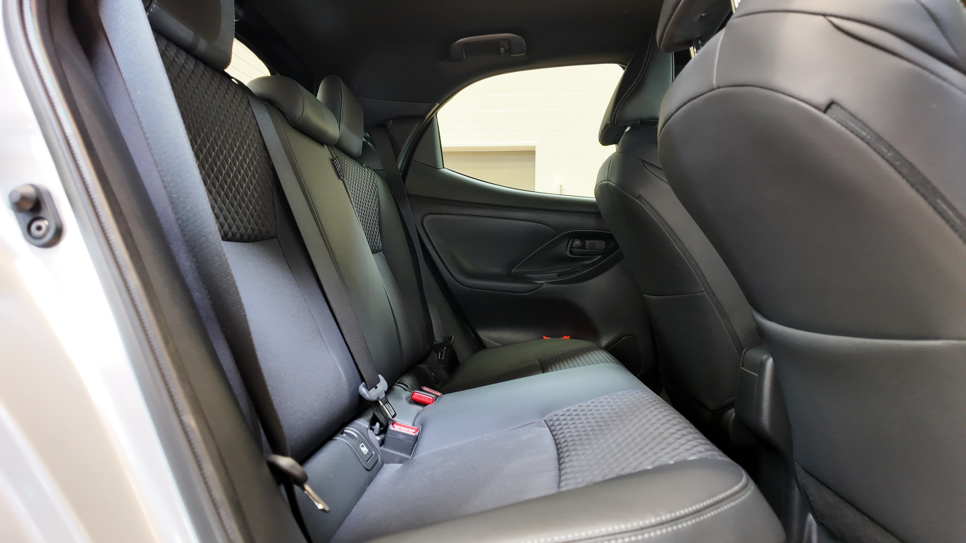 TOYOTA Yaris 1.5 Premium e-CVT-image-15