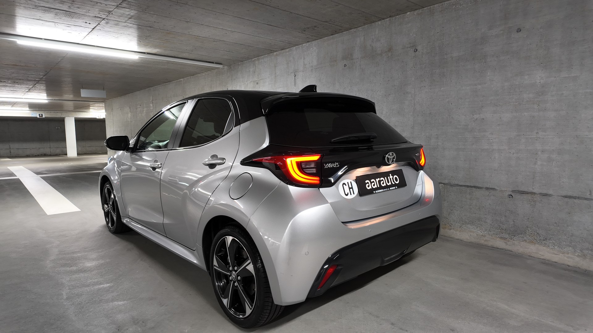 TOYOTA Yaris 1.5 Premium e-CVT-image-1