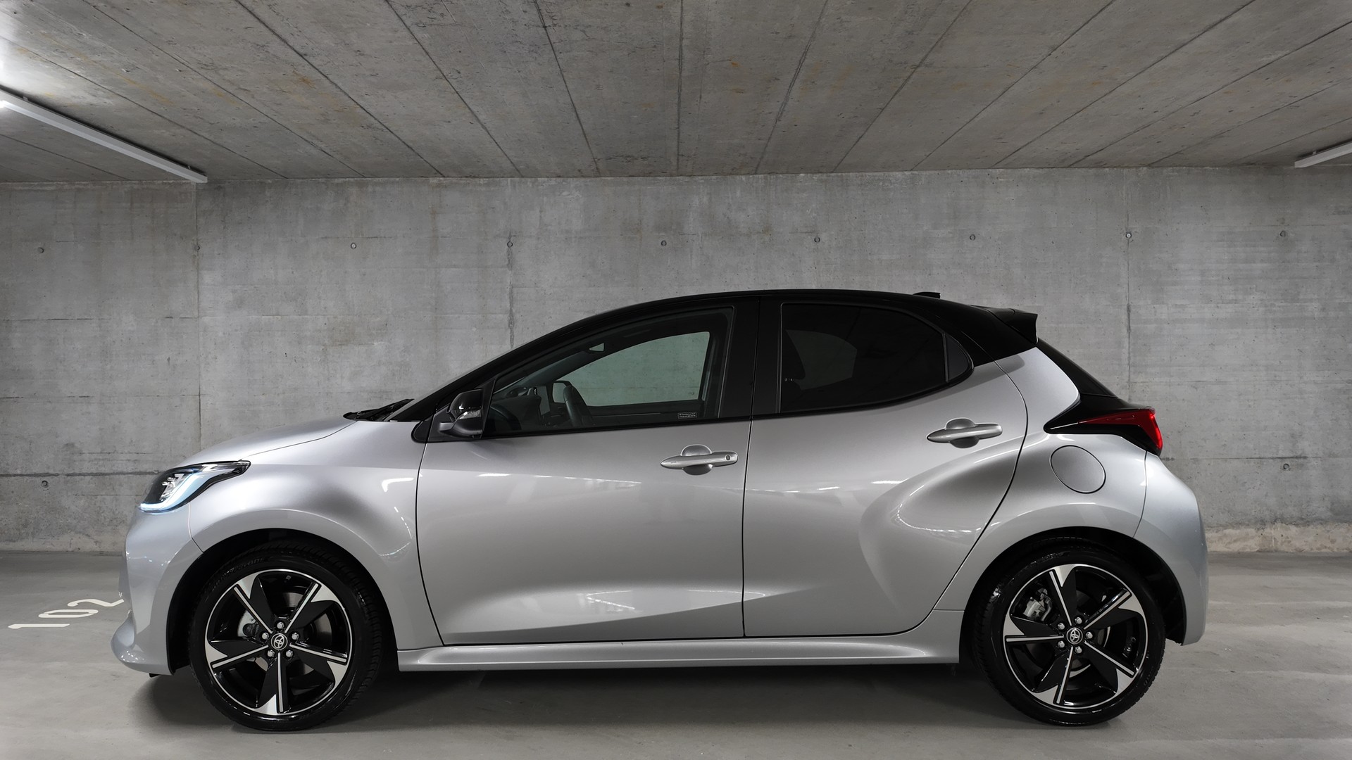 TOYOTA Yaris 1.5 Premium e-CVT-image-2