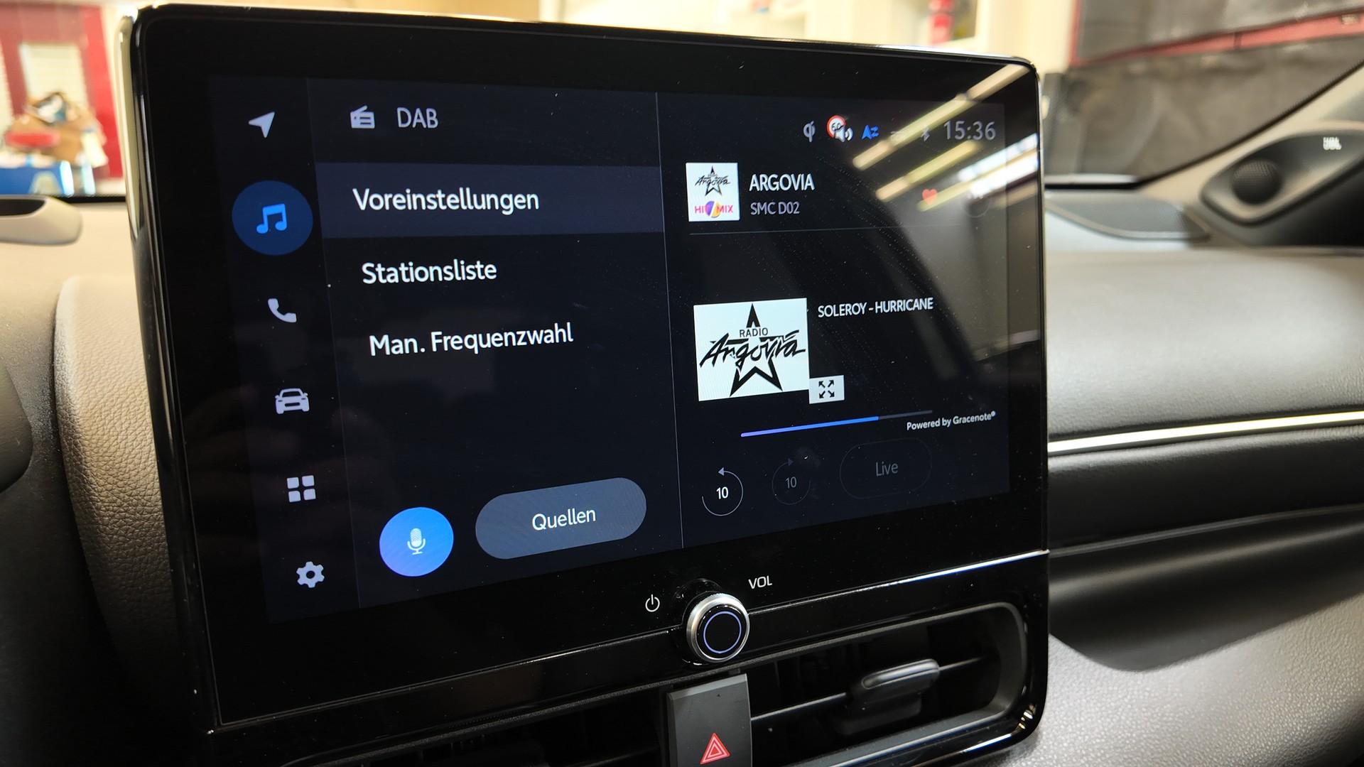 TOYOTA Yaris 1.5 Premium e-CVT-image-25