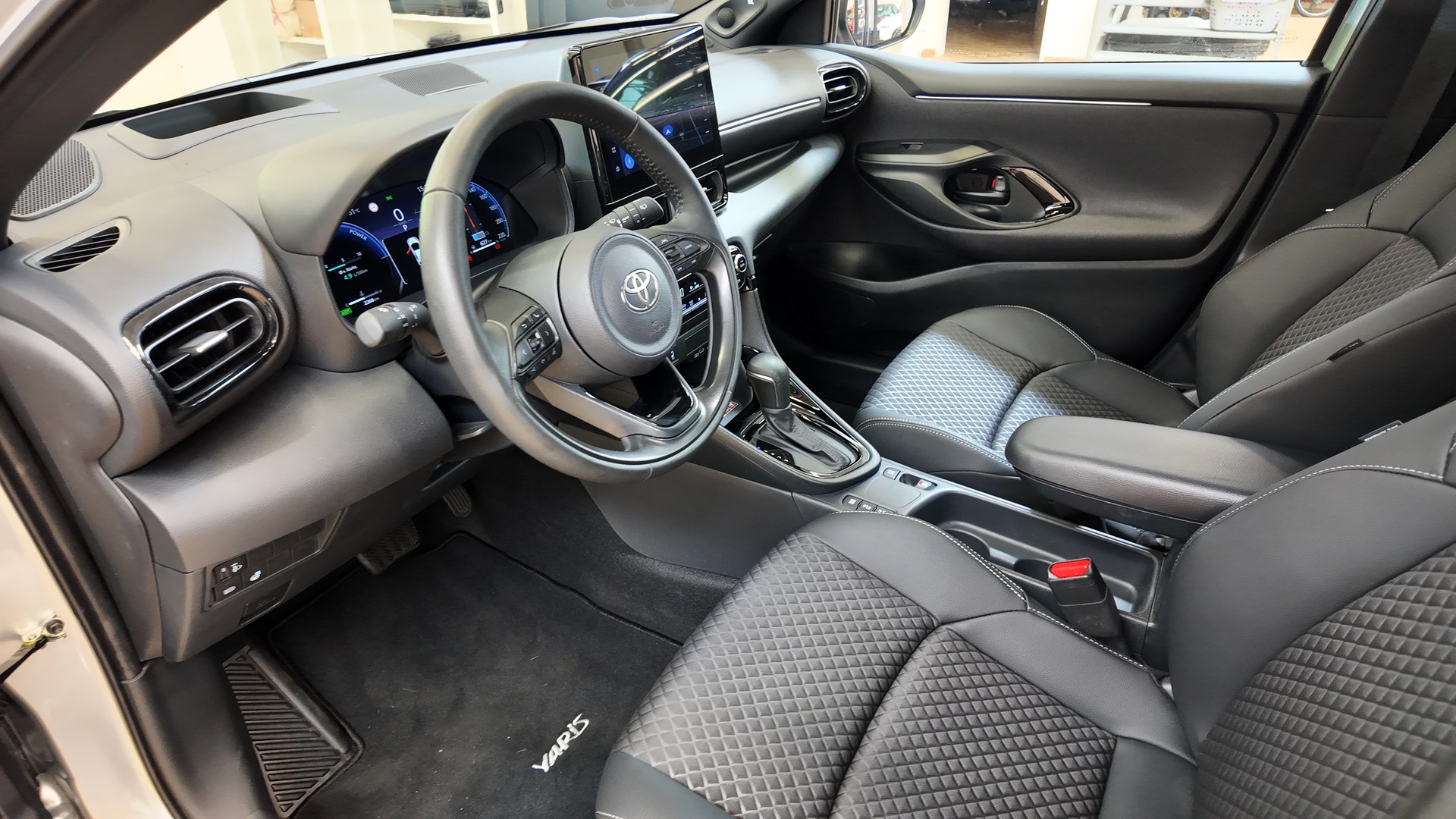 TOYOTA Yaris 1.5 Premium e-CVT-image-10