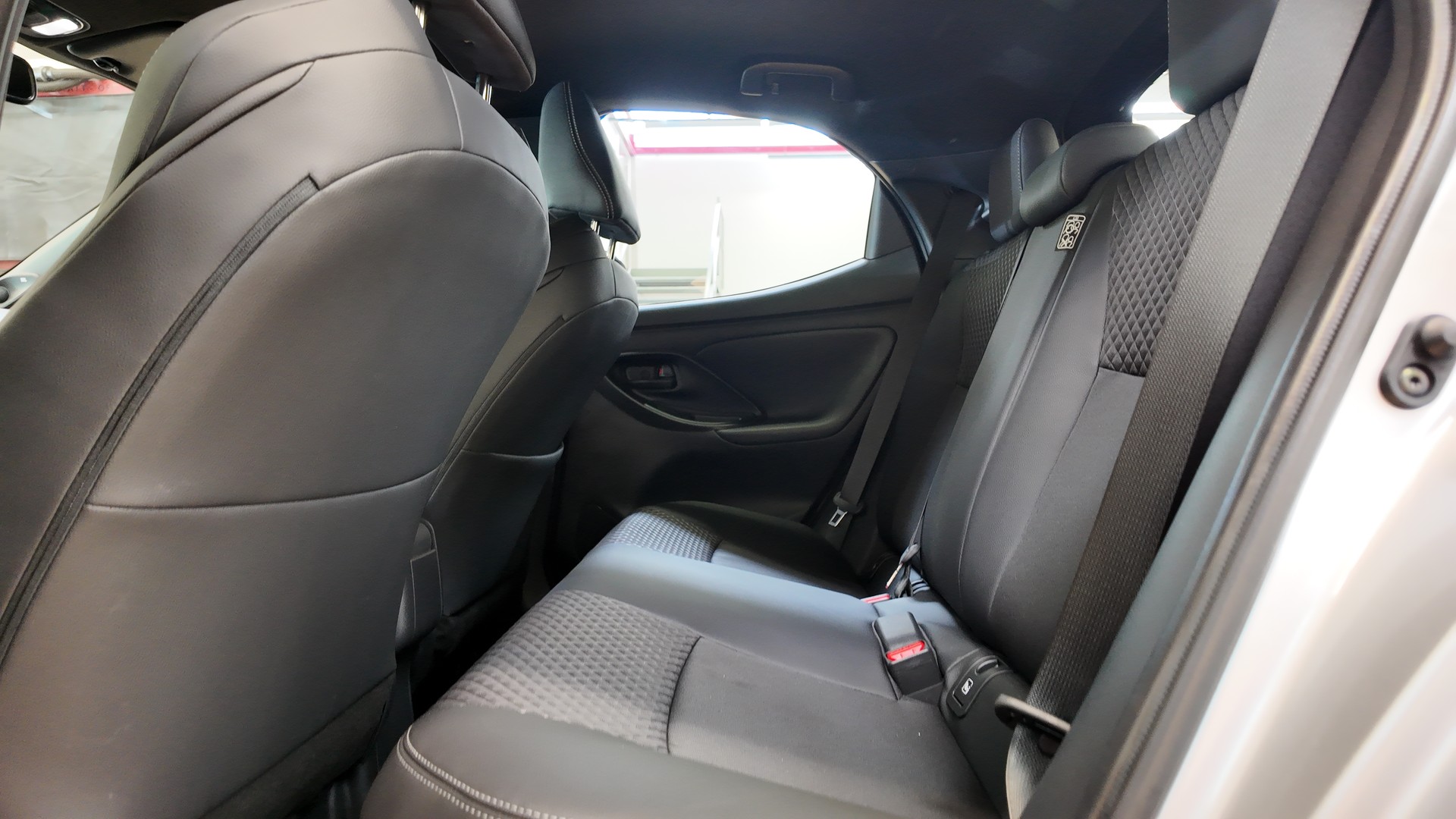 TOYOTA Yaris 1.5 Premium e-CVT-image-16