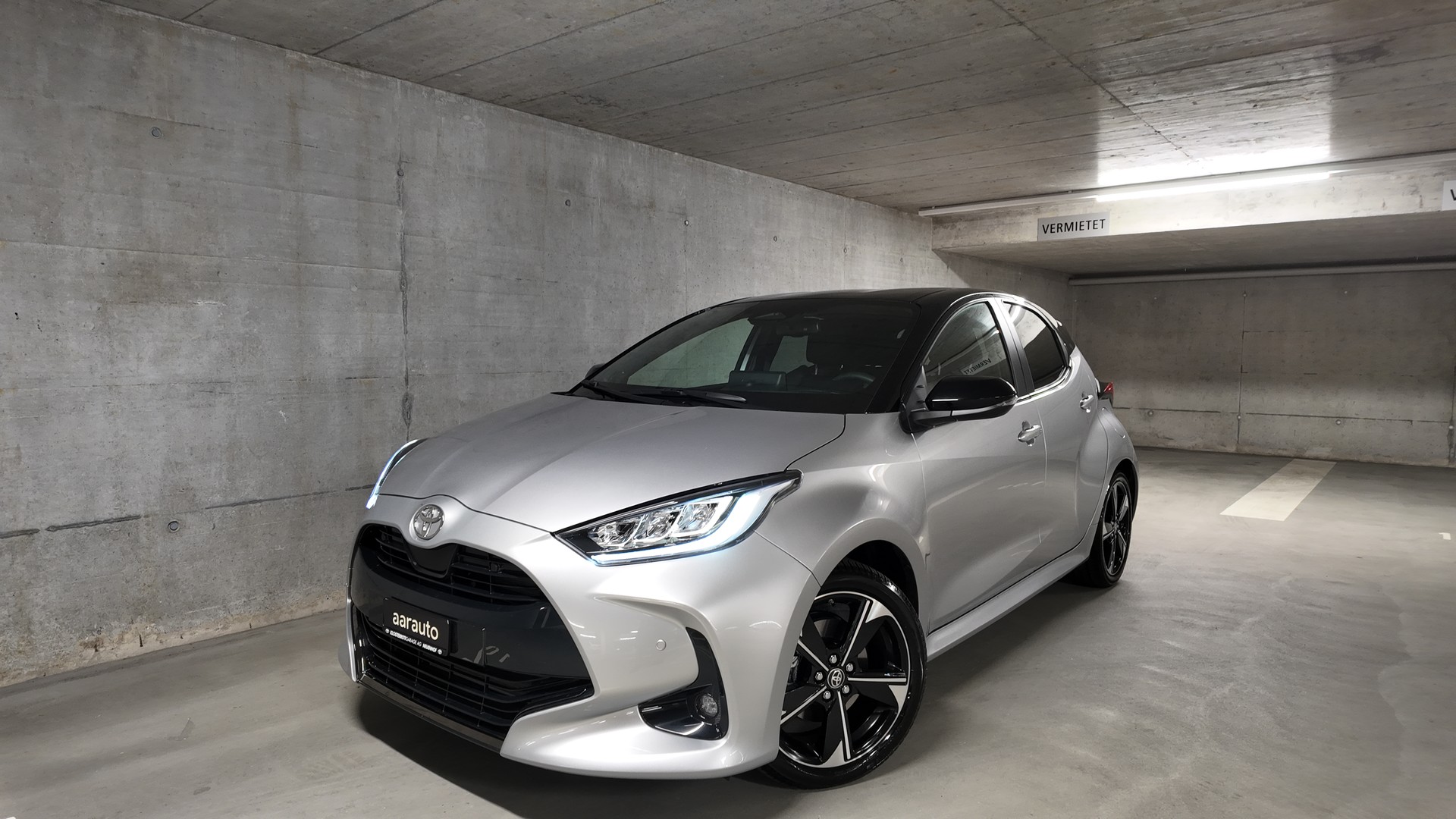 TOYOTA Yaris 1.5 Premium e-CVT-image-0