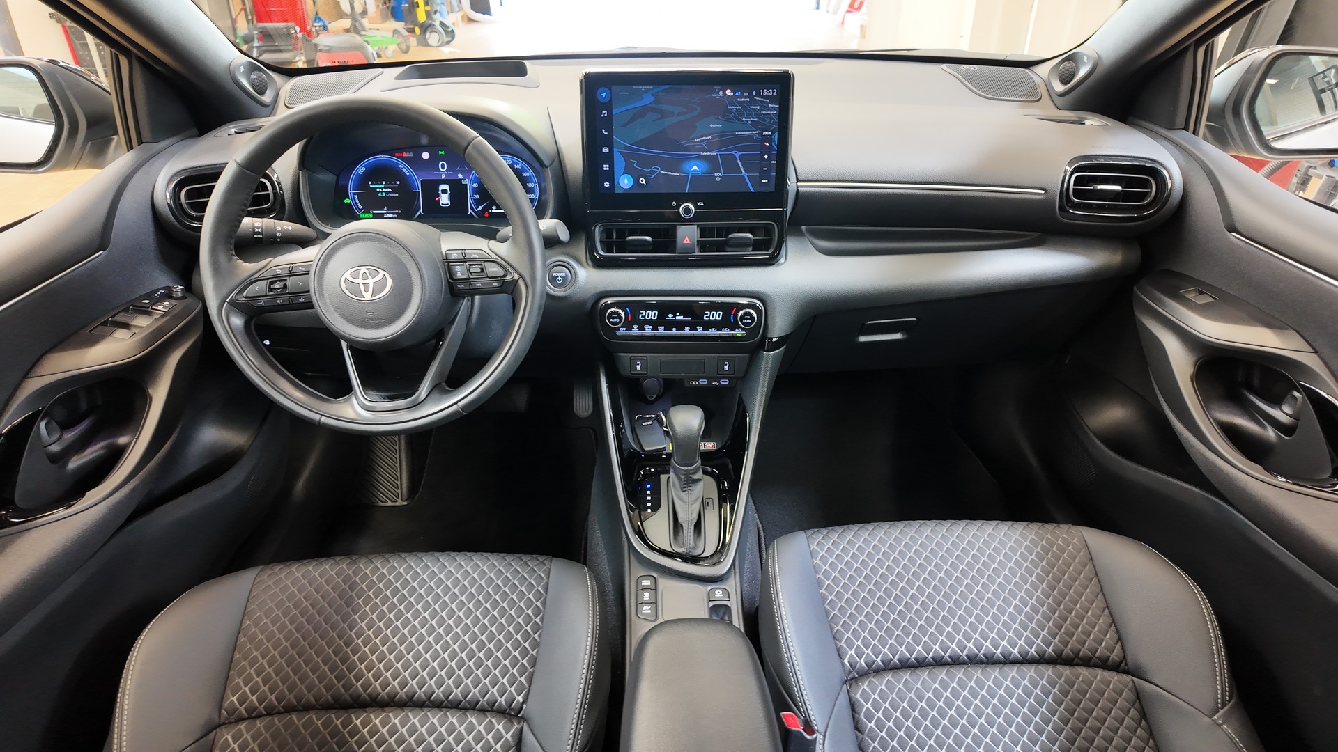 TOYOTA Yaris 1.5 Premium e-CVT-image-8