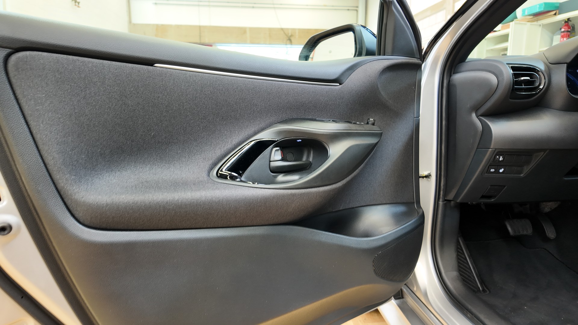 TOYOTA Yaris 1.5 Premium e-CVT-image-17