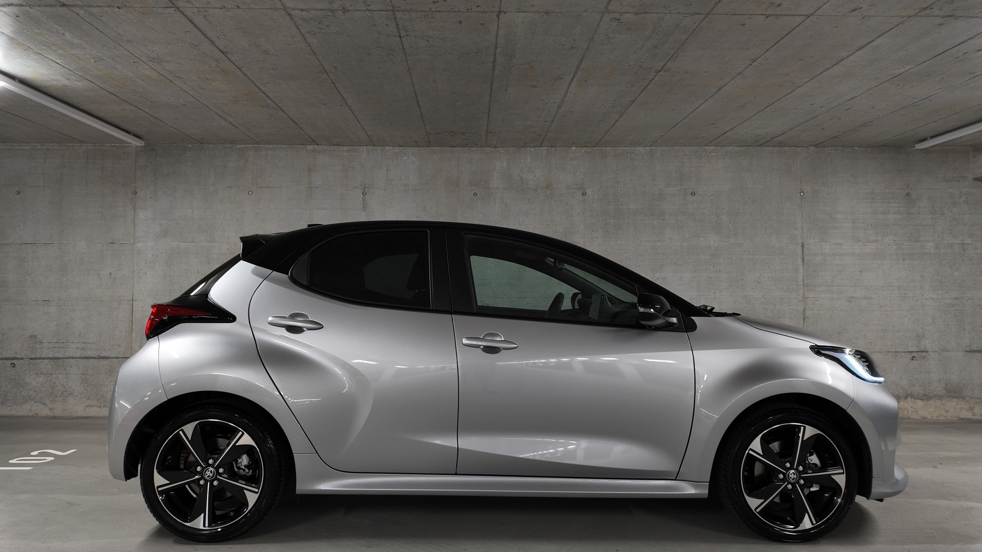 TOYOTA Yaris 1.5 Premium e-CVT-image-3
