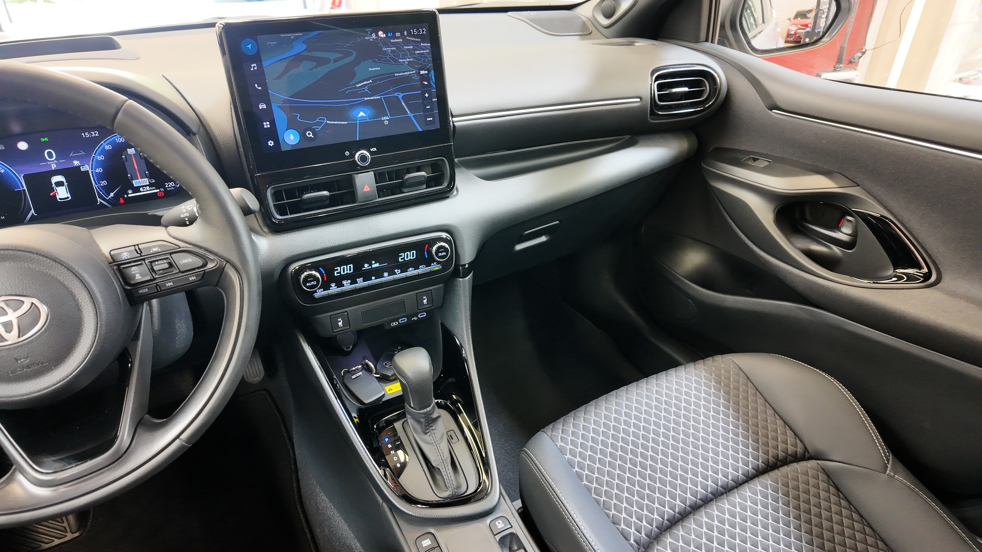 TOYOTA Yaris 1.5 Premium e-CVT-image-11
