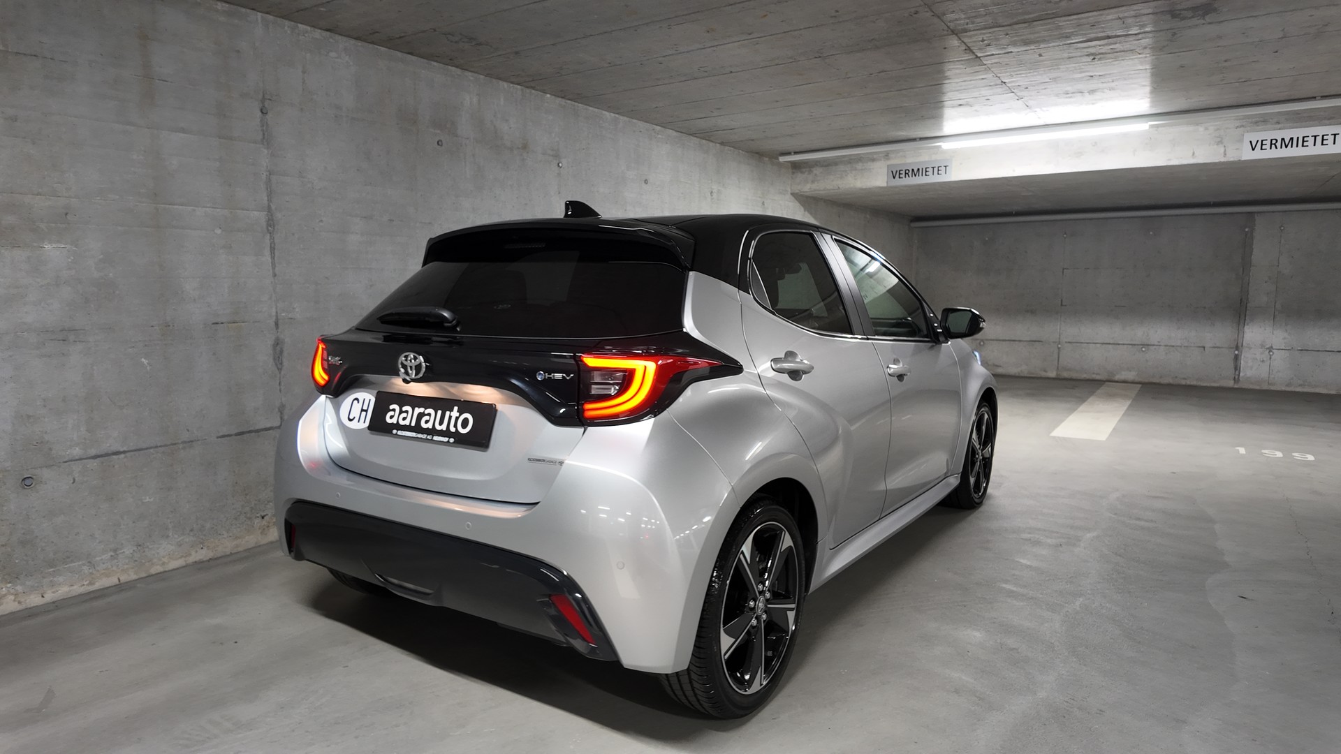 TOYOTA Yaris 1.5 Premium e-CVT-image-4