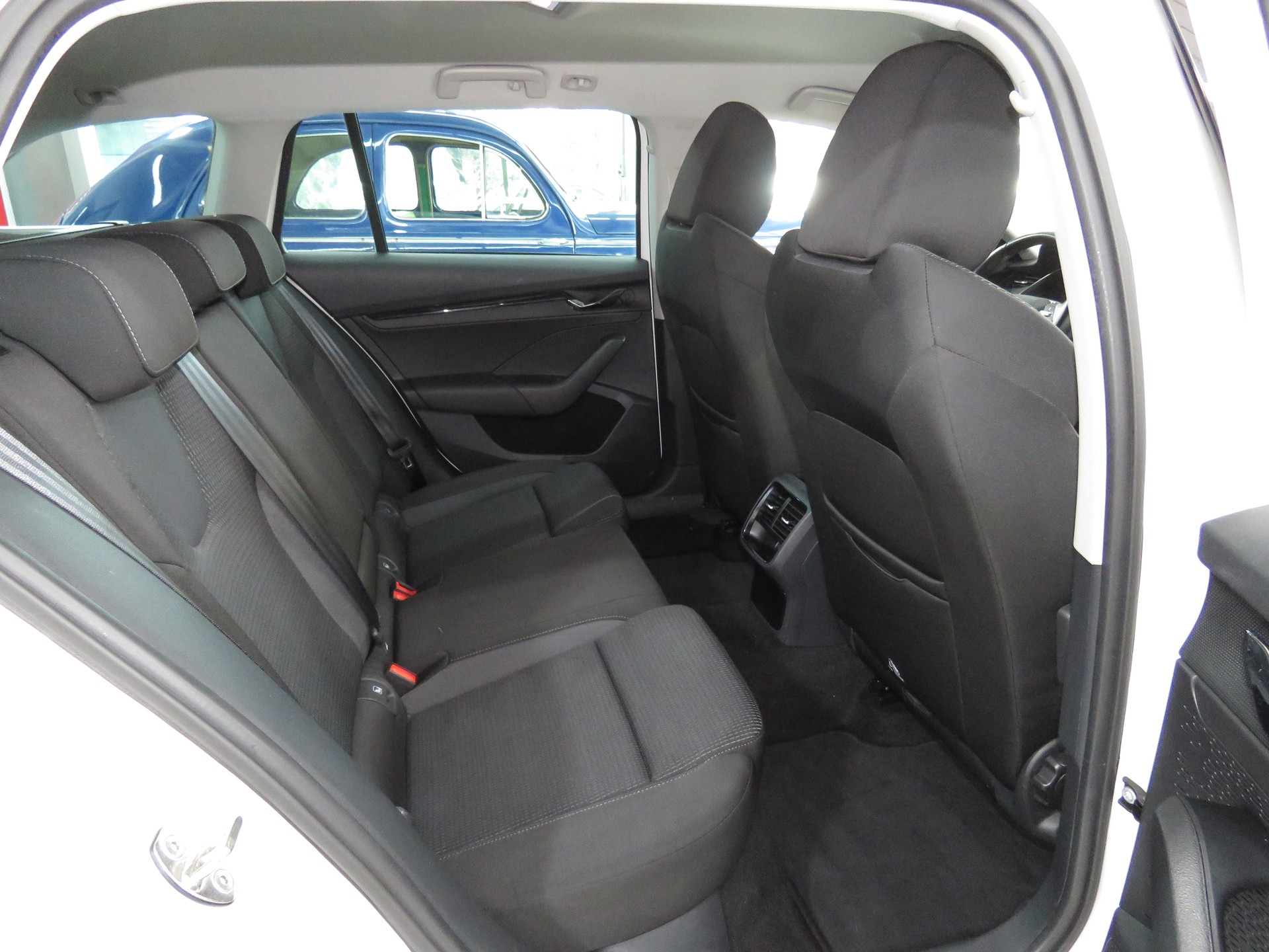 SKODA Octavia Combi 2.0 TDI DSG Ambition 4x4 (Automat, AHK 2.0 t)-image-14
