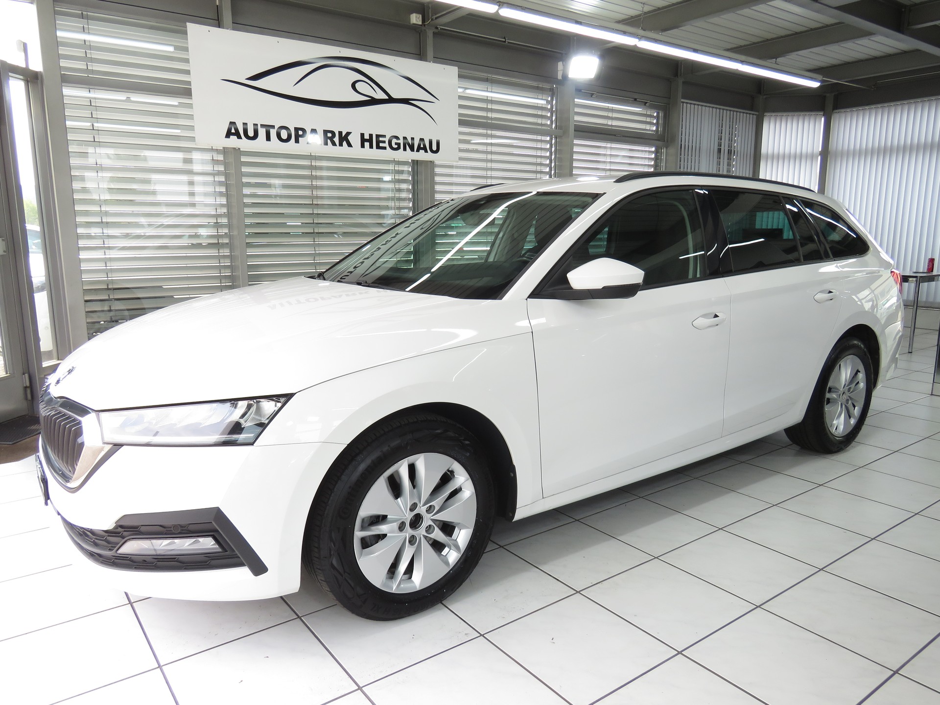 SKODA Octavia Combi 2.0 TDI DSG Ambition 4x4 (Automat, AHK 2.0 t)-image-0