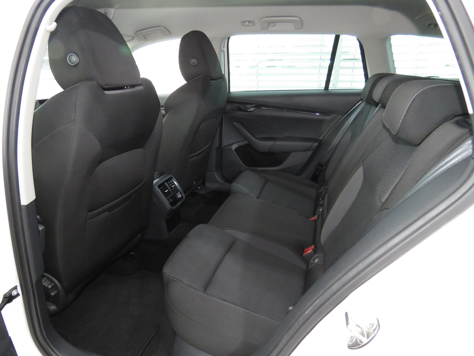 SKODA Octavia Combi 2.0 TDI DSG Ambition 4x4 (Automat, AHK 2.0 t)-image-10