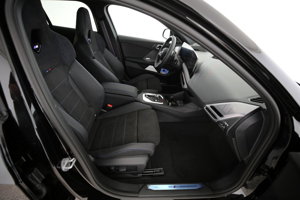 BMW 120i-image-18