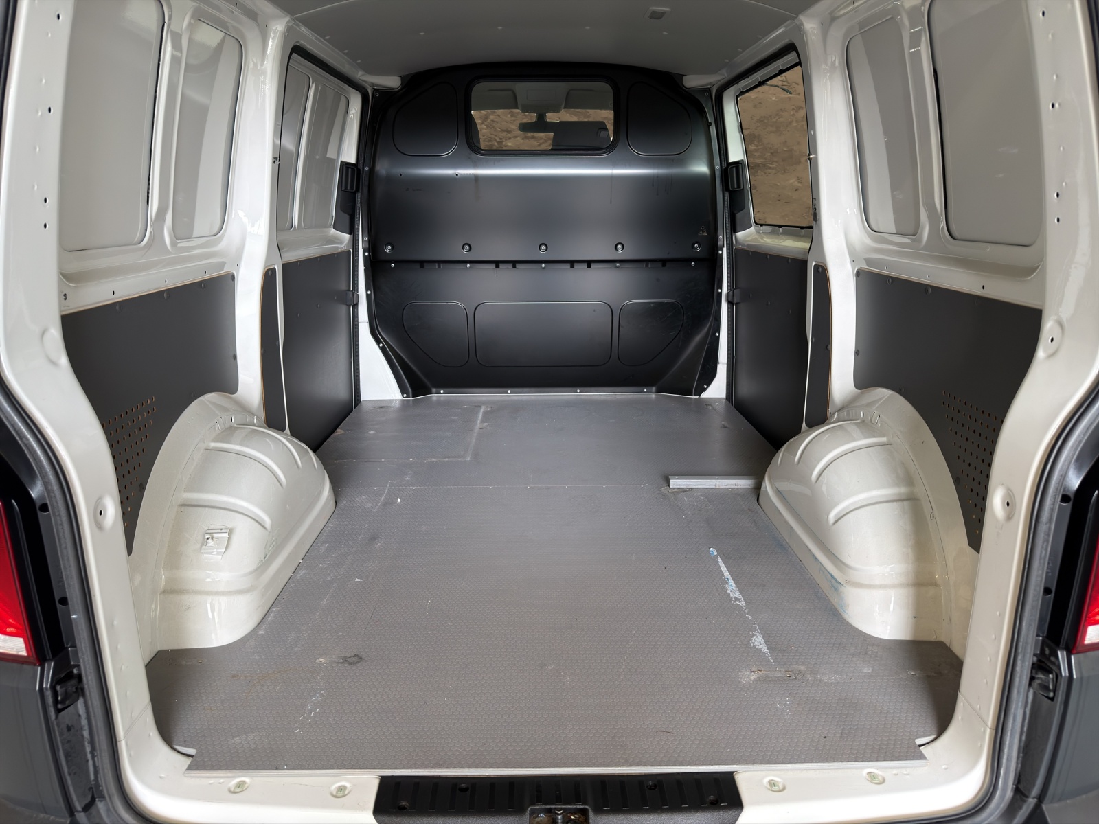 VW T6.1 2.0 TDI 4Motion DSG-image-11