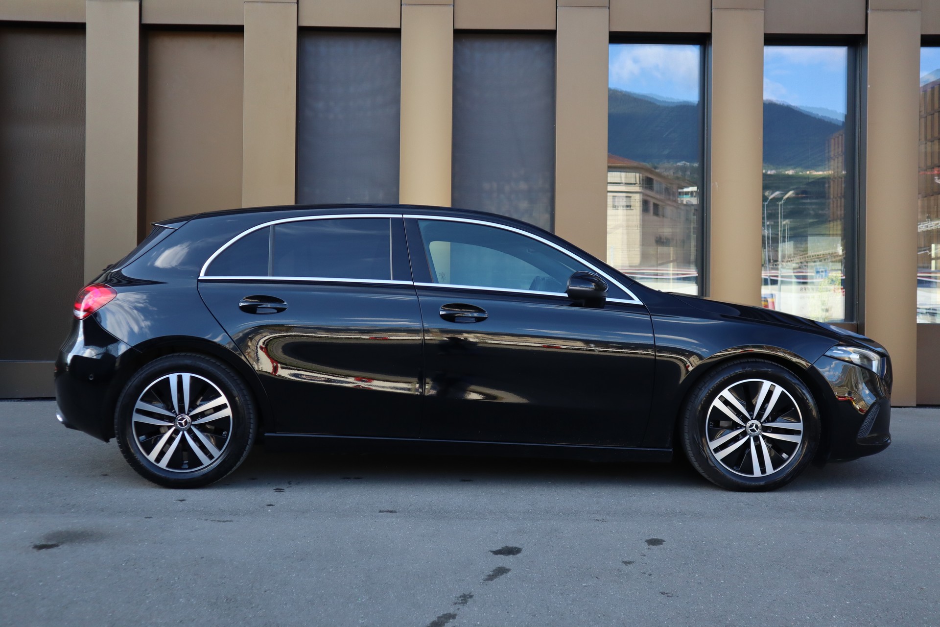 MERCEDES-BENZ A 180 Progressive 7G-DCT-image-3