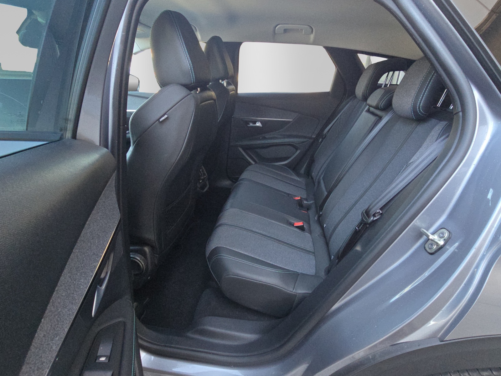 PEUGEOT 3008 1.2 Allure Pack-image-9