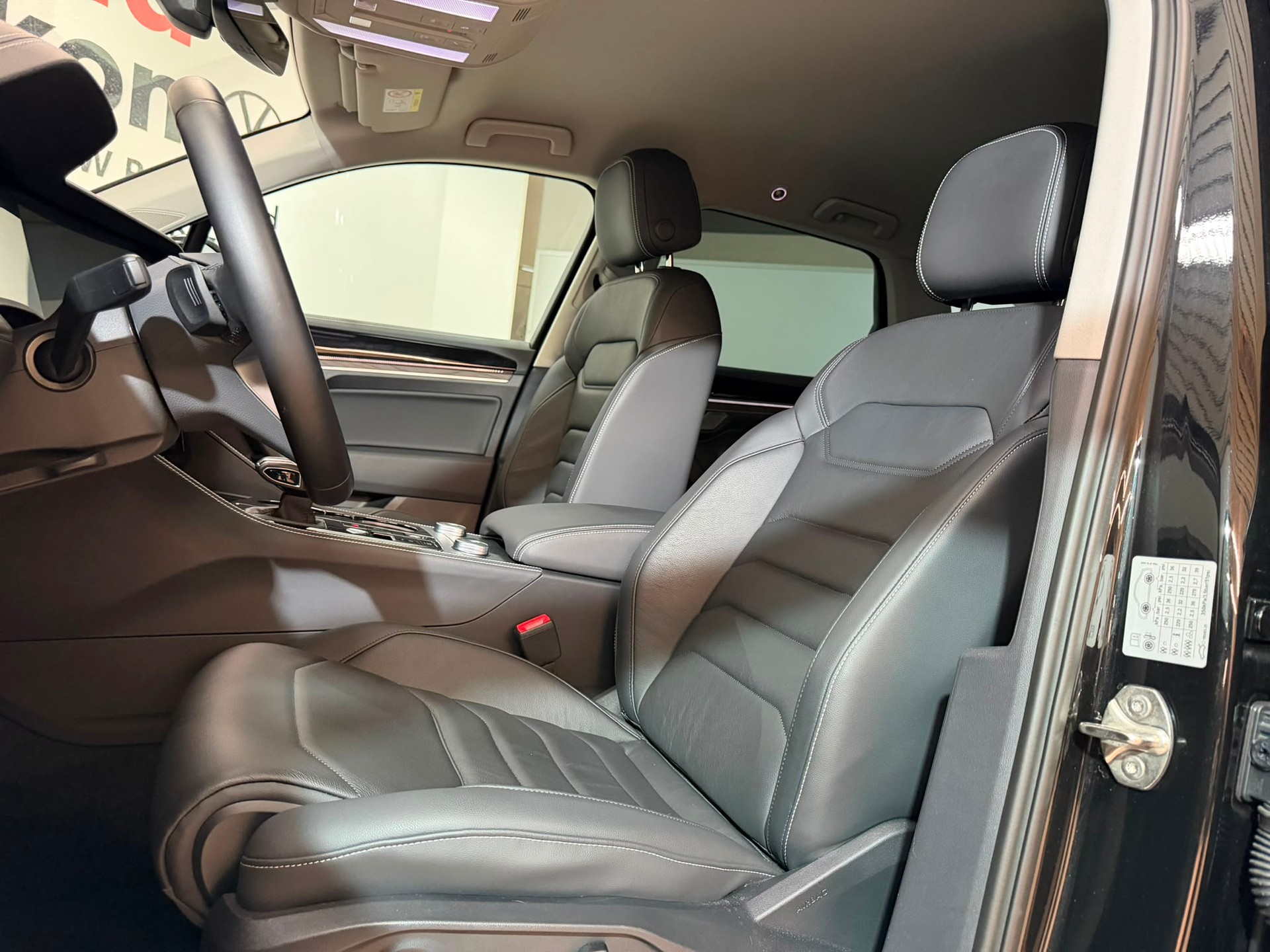 VW Touareg 3.0 TDI Elegance Tiptronic-image-6