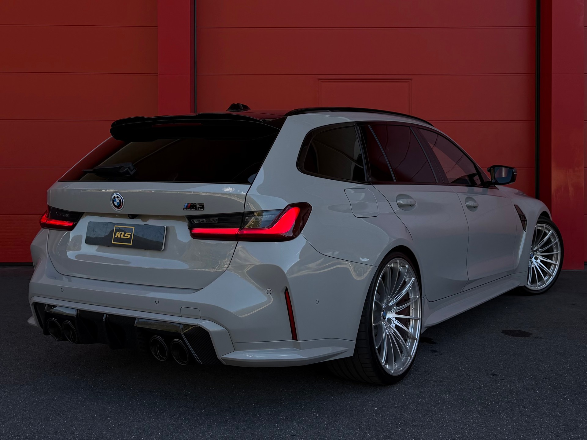 BMW M3 Touring xDrive Competition M *Individual Kreide Color* *Pack Carbon**-image-3