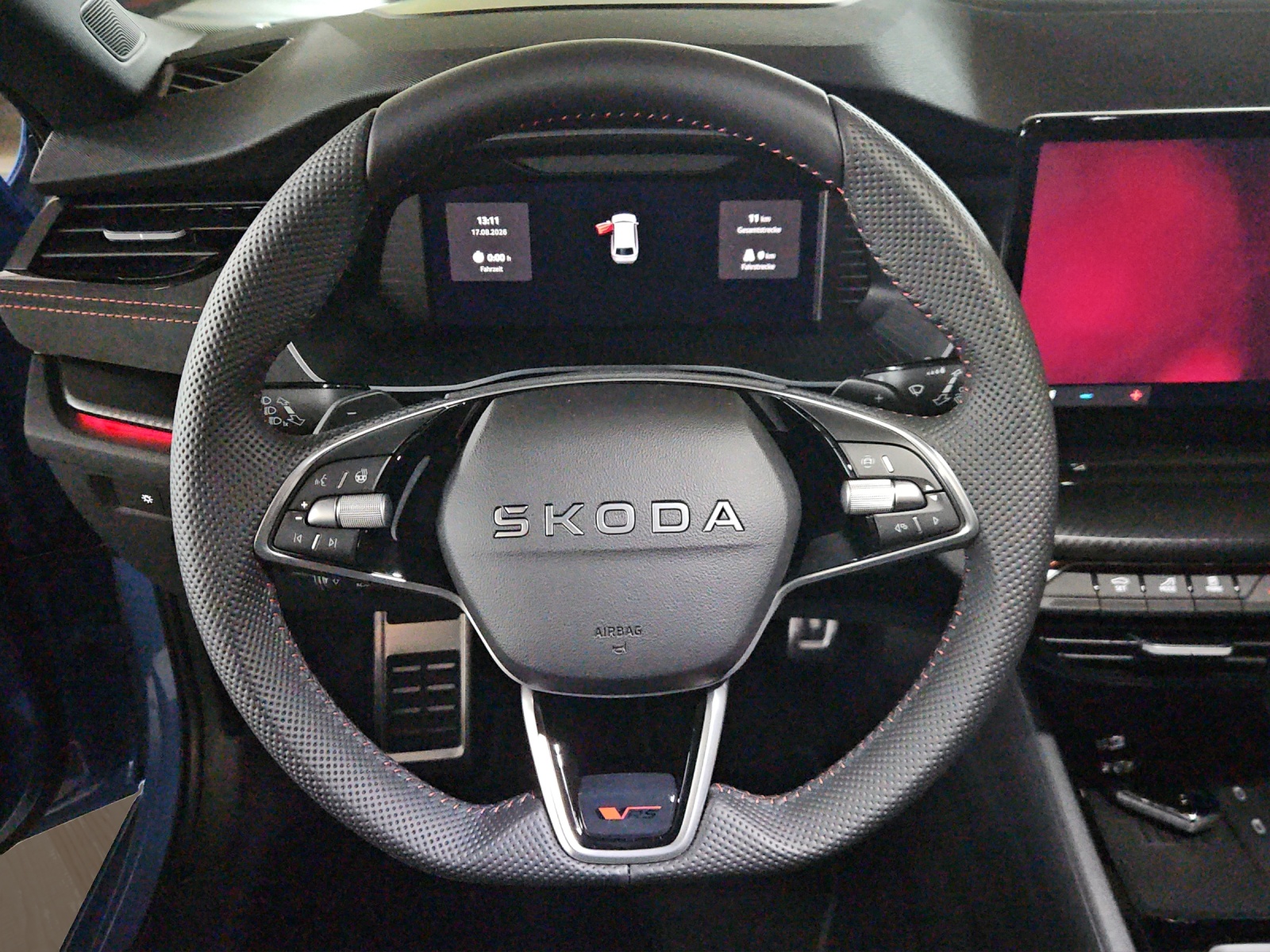 SKODA Octavia Combi 2.0 TSI DSG RS 30 Years Edition-image-10