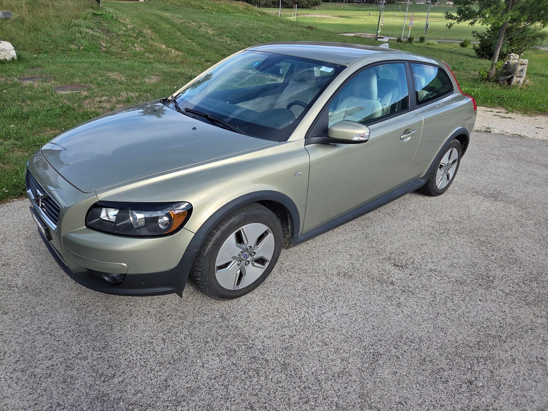 VOLVO 1.6 D DRIVe Basis-image-1