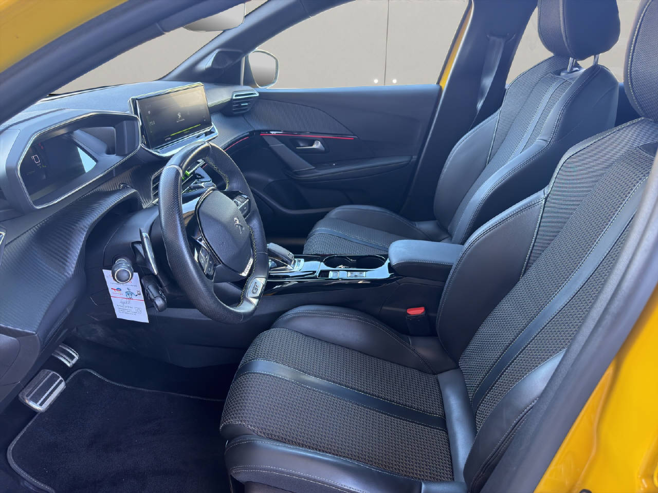 PEUGEOT 208 1.2 PureTech 130 GT Line-image-4