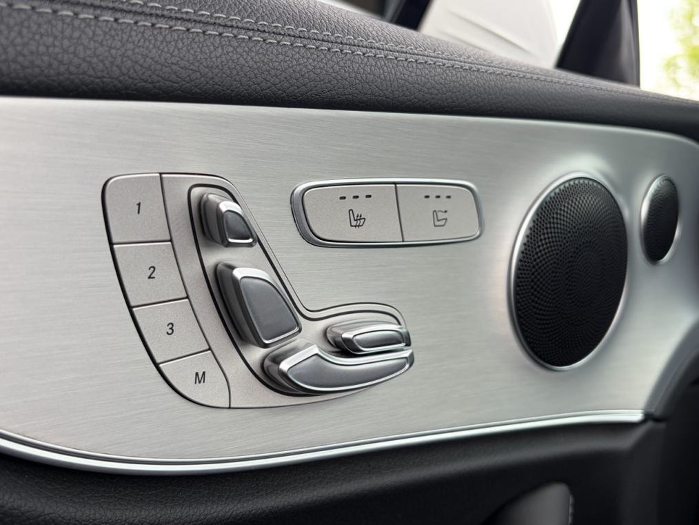 MERCEDES-BENZ E 200 Cabriolet AMG Line 4 Matic 9G-Tronic-image-4