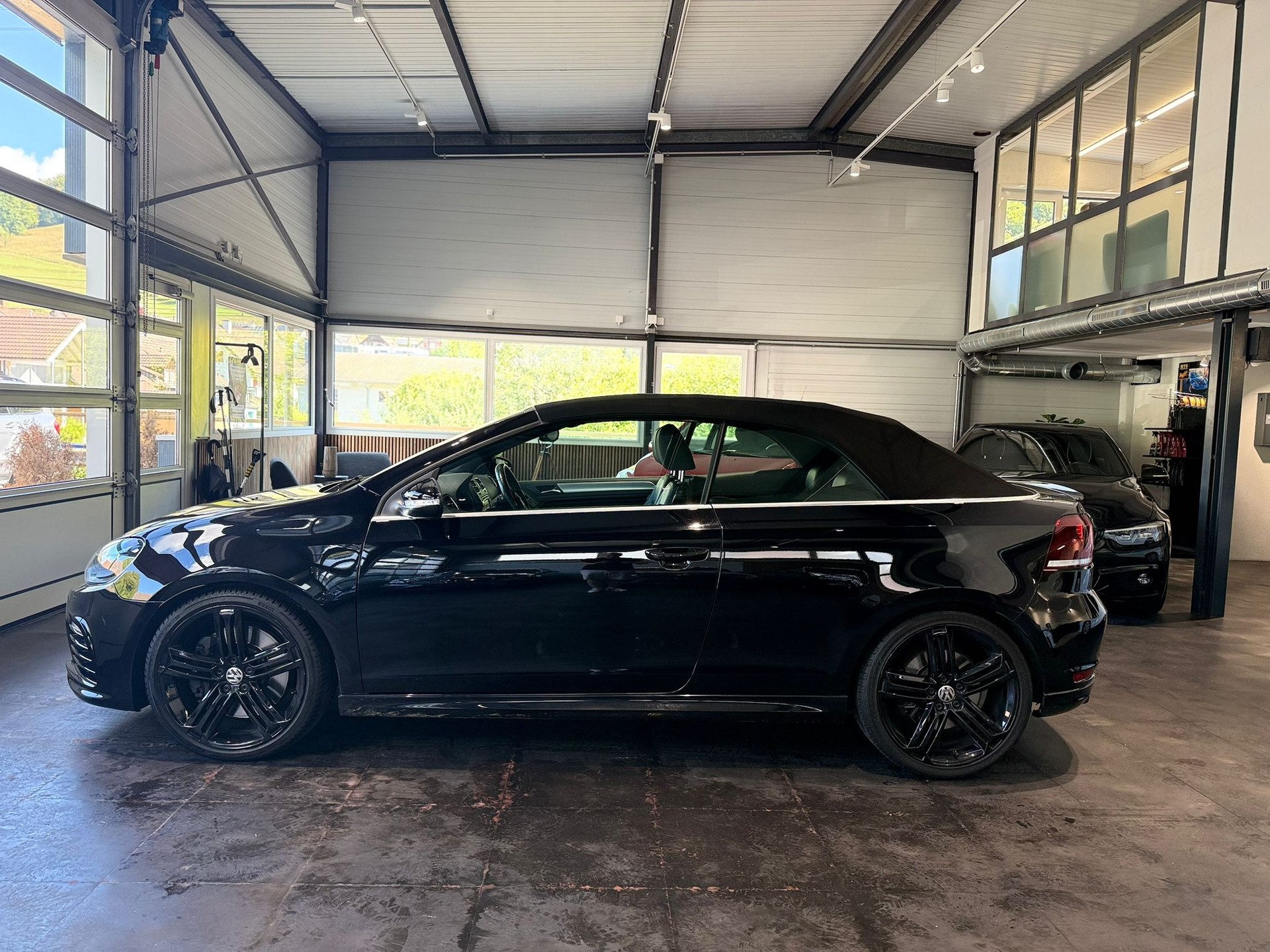 VW Golf Cabrio 2.0 TSI R DSG-image-1
