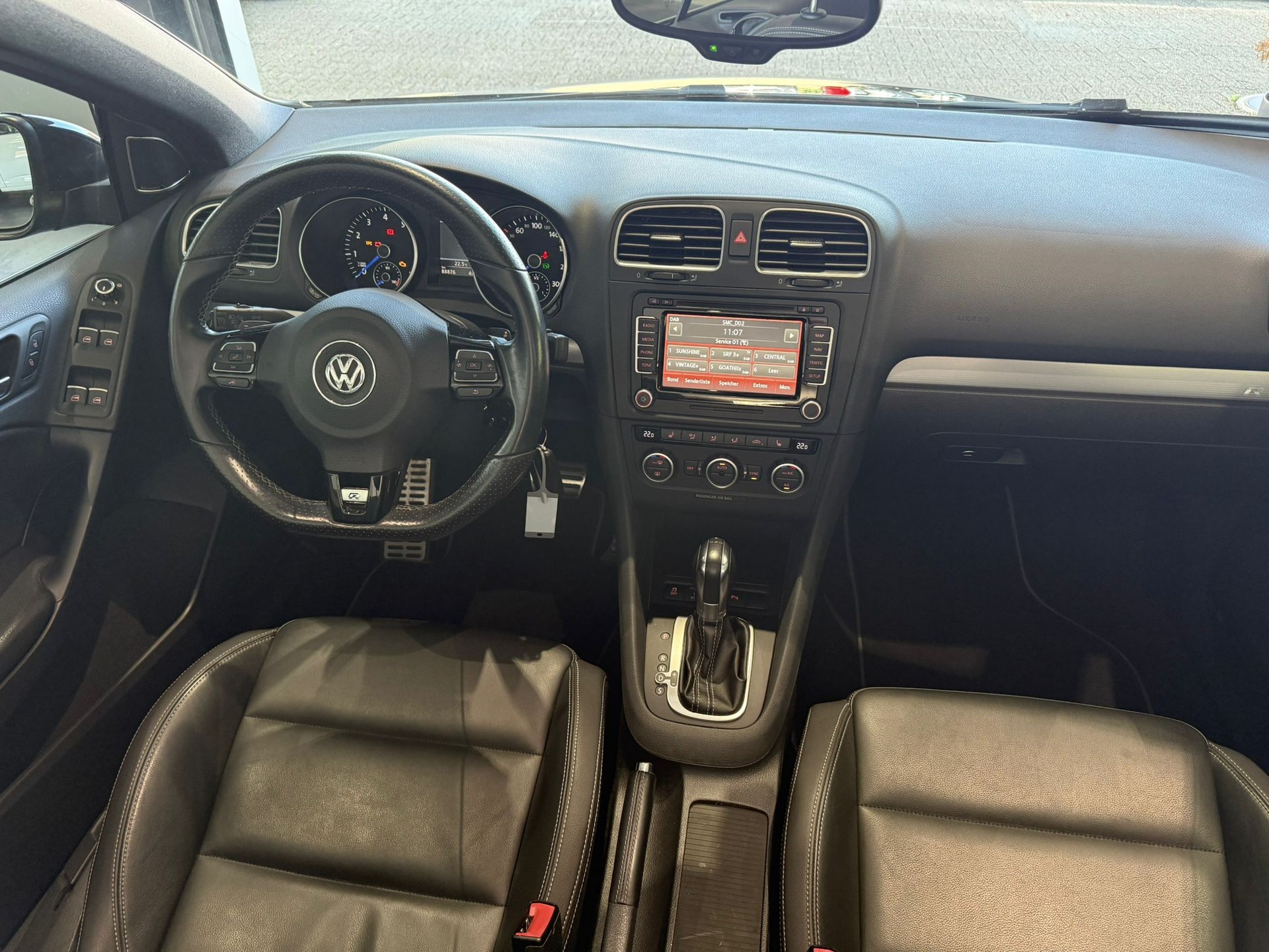 VW Golf Cabrio 2.0 TSI R DSG-image-12