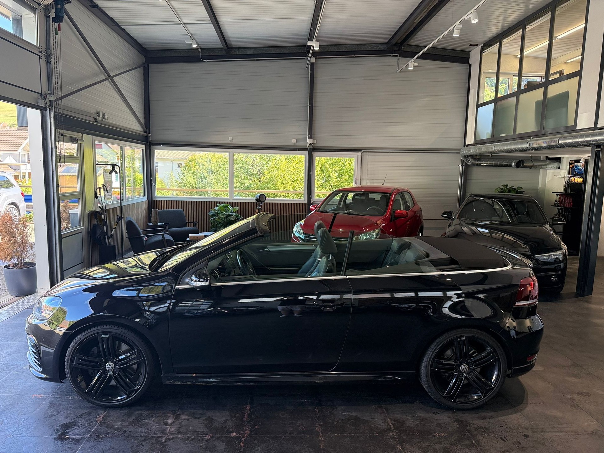 VW Golf Cabrio 2.0 TSI R DSG-image-2