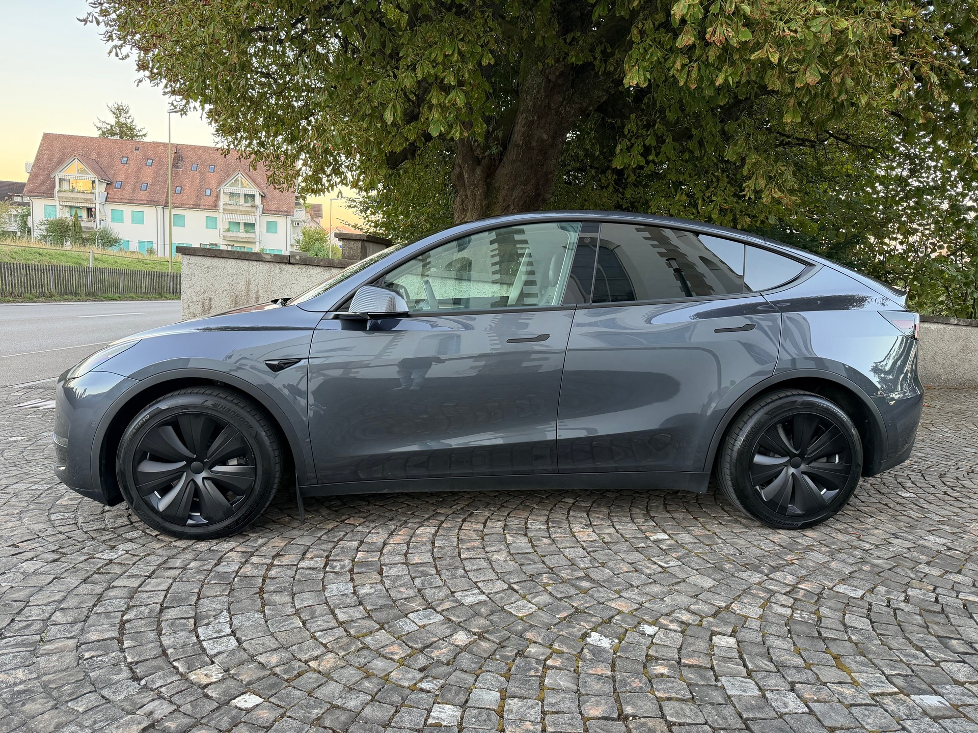 TESLA Model Y Long Range 4x4 / Frisch ab MFK / Werksgarantie/ / Enhanced Autopilot /Premium Innenraum / Navi / Panorama / Matrix LED-image-8