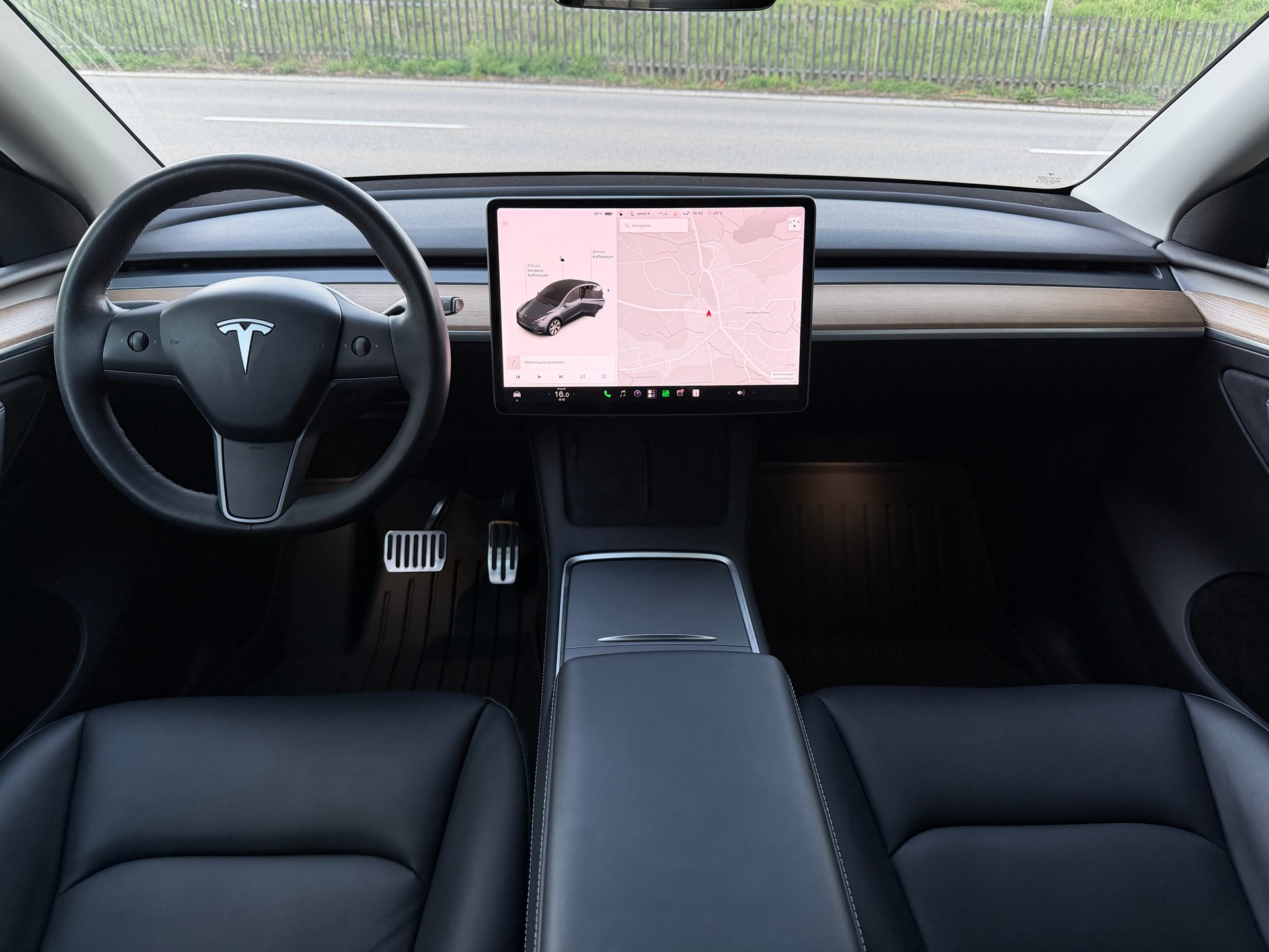 TESLA Model Y Long Range 4x4 / Frisch ab MFK / Werksgarantie/ / Enhanced Autopilot /Premium Innenraum / Navi / Panorama / Matrix LED-image-11