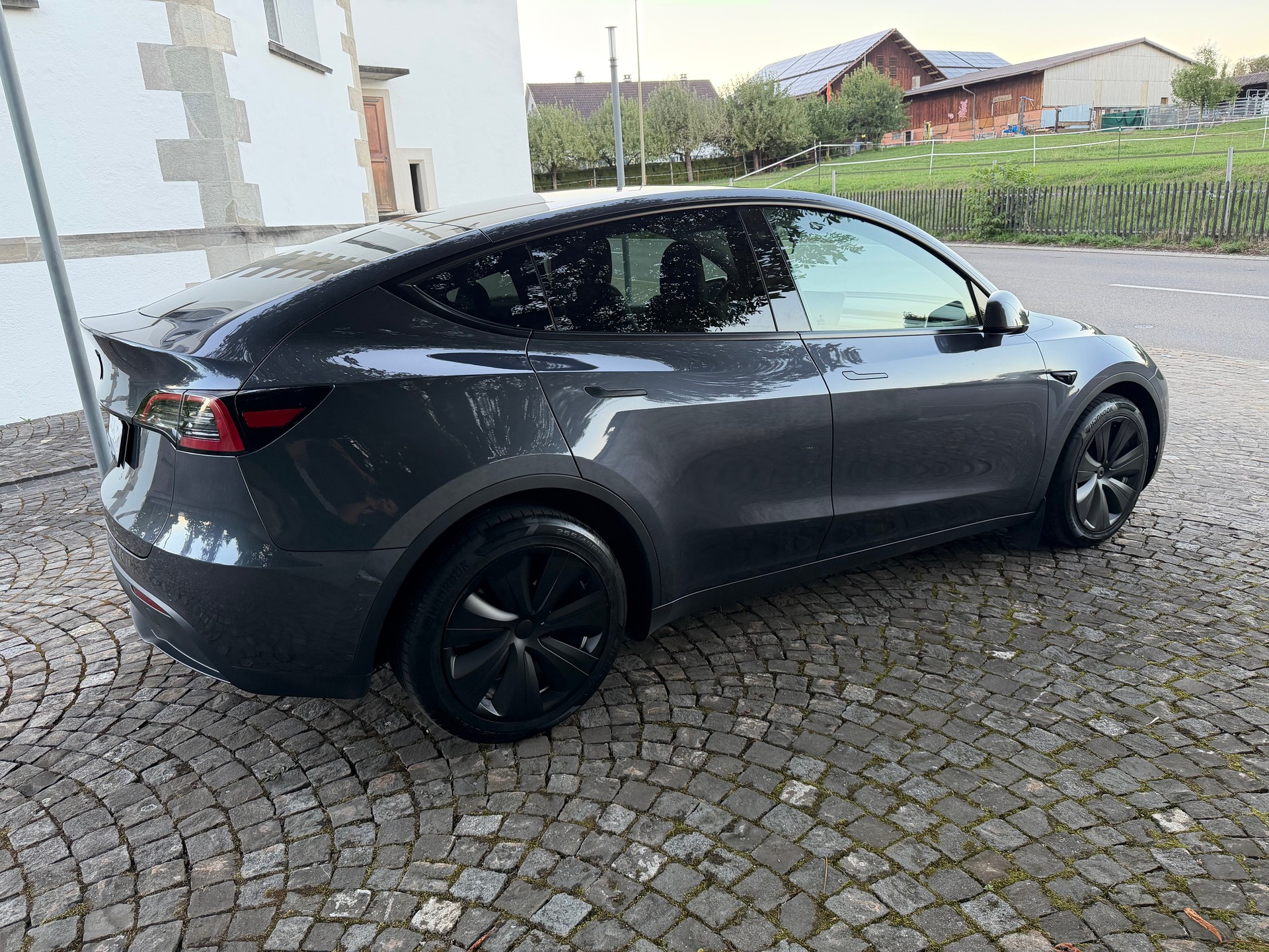 TESLA Model Y Long Range 4x4 / Frisch ab MFK / Werksgarantie/ / Enhanced Autopilot /Premium Innenraum / Navi / Panorama / Matrix LED-image-4