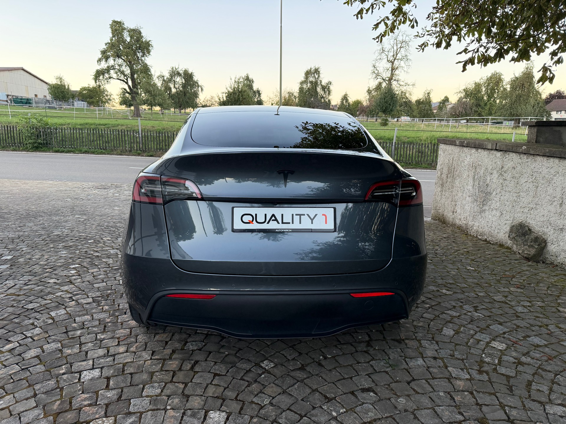 TESLA Model Y Long Range 4x4 / Frisch ab MFK / Werksgarantie/ / Enhanced Autopilot /Premium Innenraum / Navi / Panorama / Matrix LED-image-6