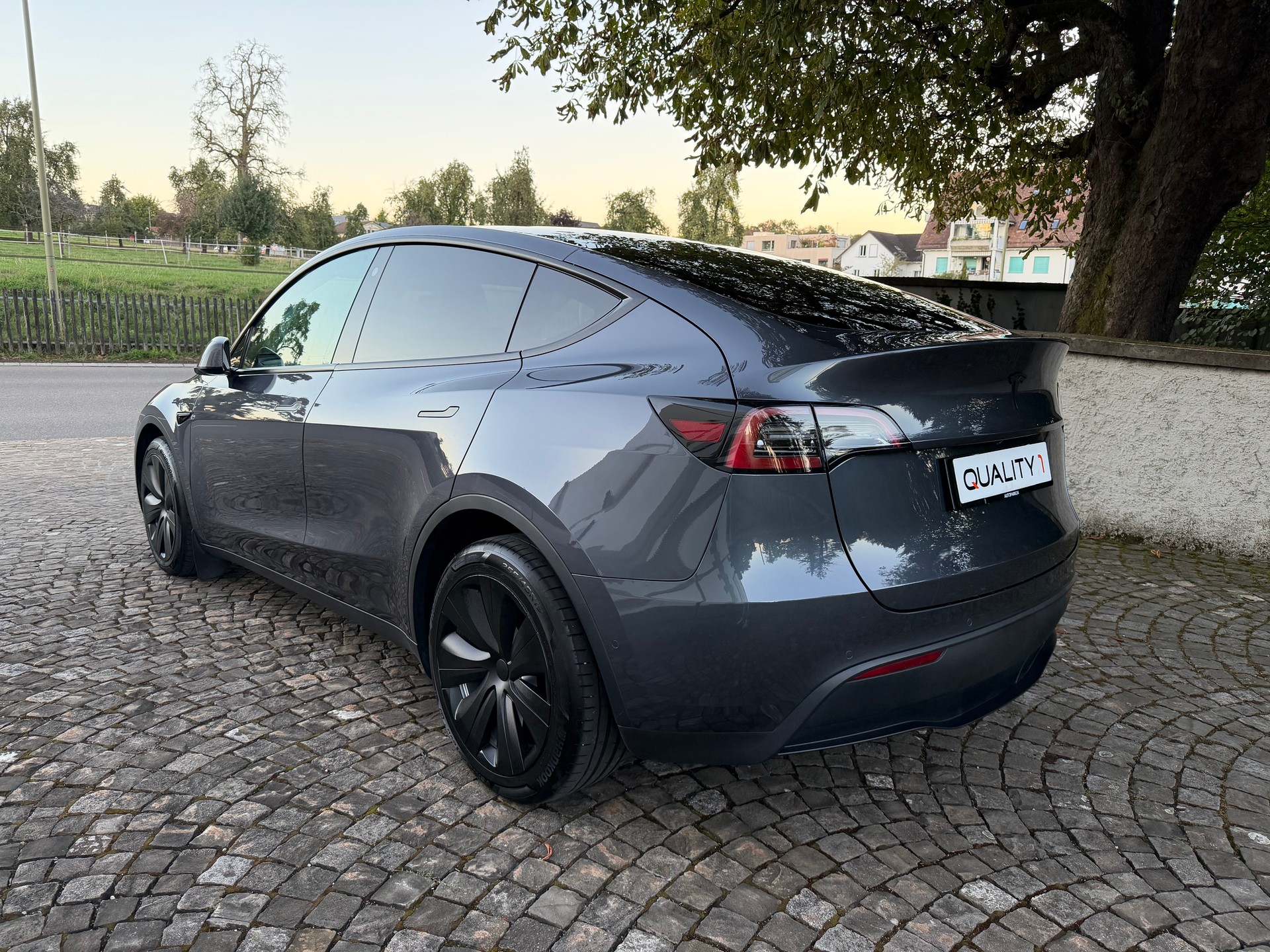 TESLA Model Y Long Range 4x4 / Frisch ab MFK / Werksgarantie/ / Enhanced Autopilot /Premium Innenraum / Navi / Panorama / Matrix LED-image-7